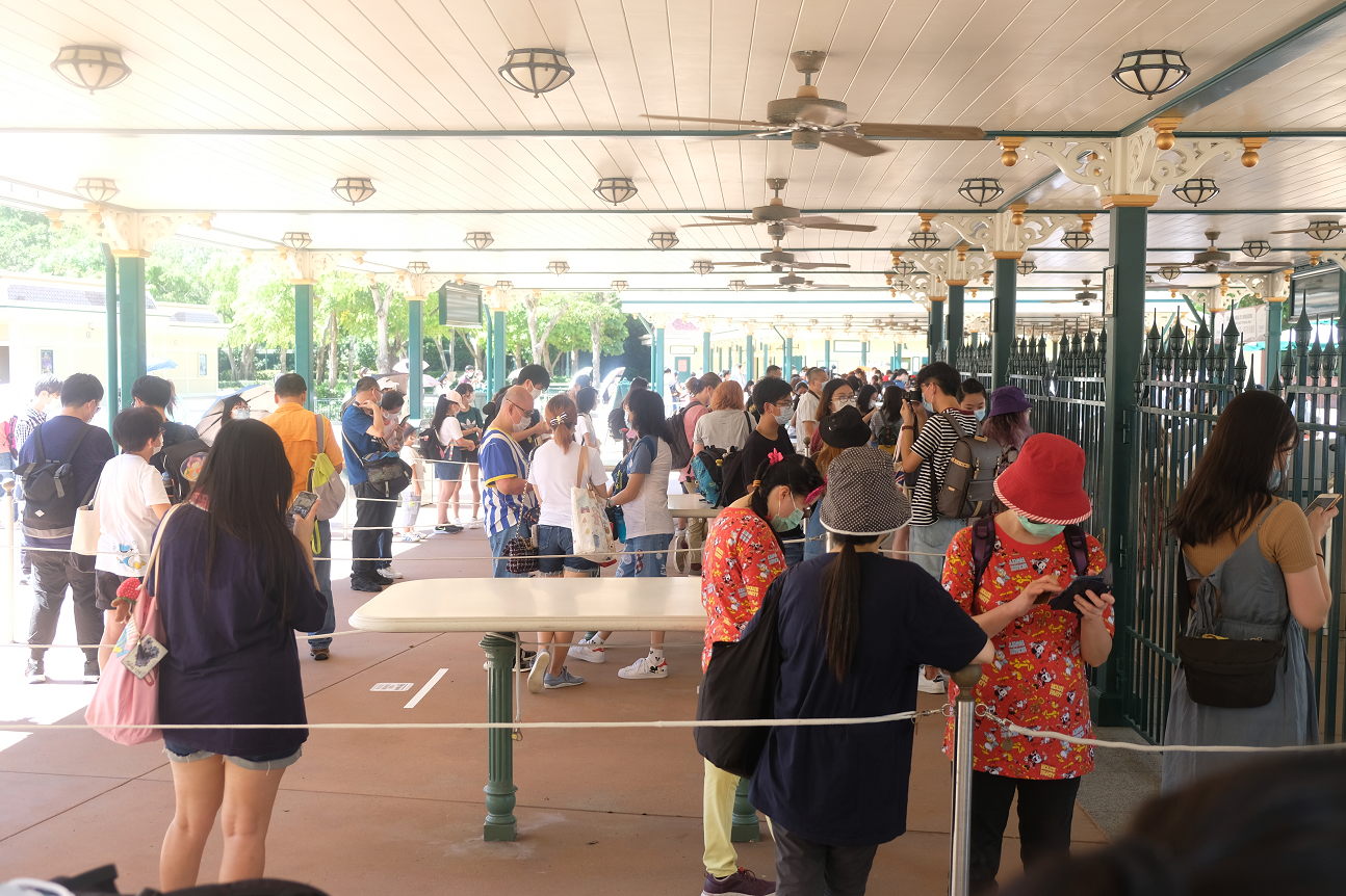 開園前有排隊等候的人龍。（點新聞記者麥鈞傑攝）