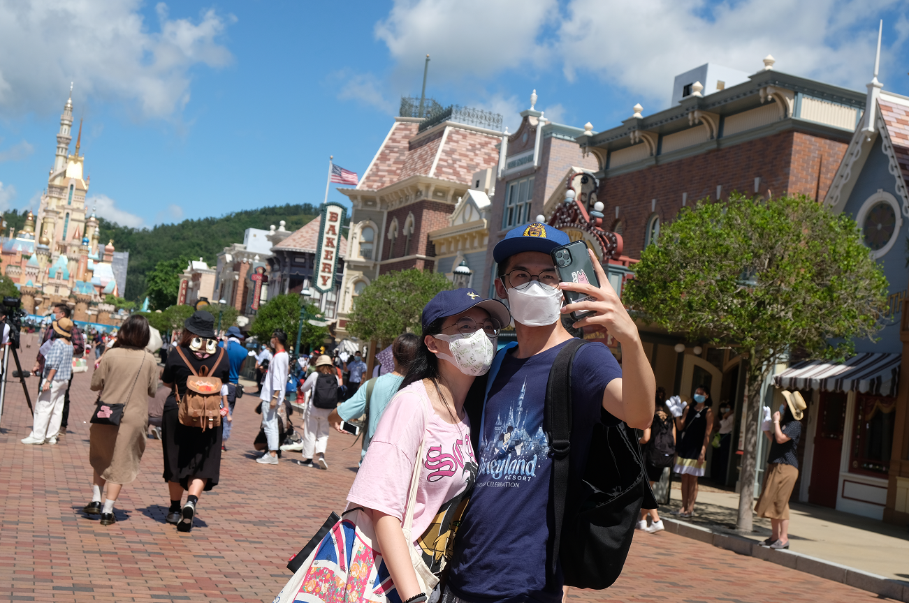 有遊客對樂園重開感到興奮，表示疫情前每星期會和家人到樂園。（點新聞記者麥鈞傑攝）