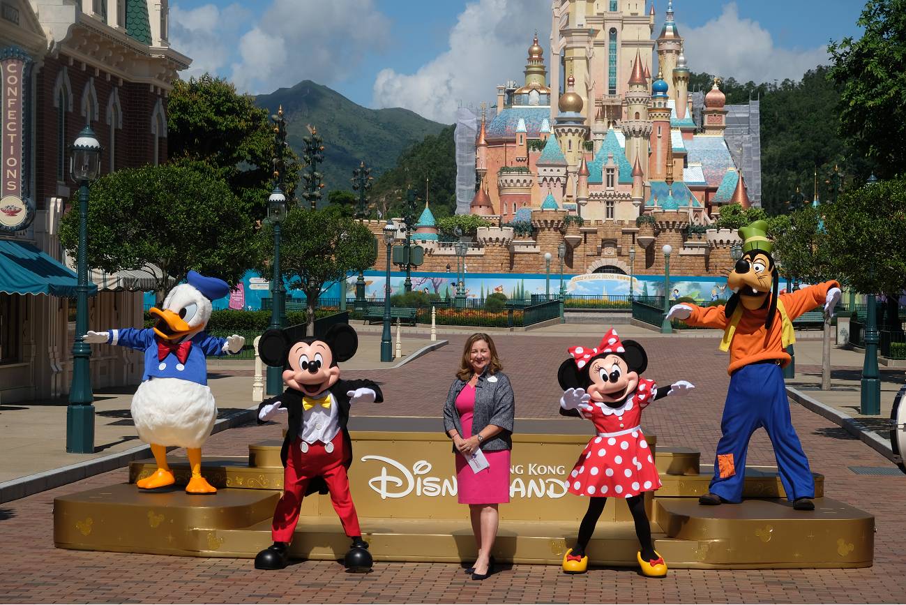 樂園在重開初期會暫停巡遊與卡通人物近距離拍照。有遊客表示並不覺得失望，最重要是感受樂園內輕鬆氣氛。（點新聞記者麥鈞傑攝）