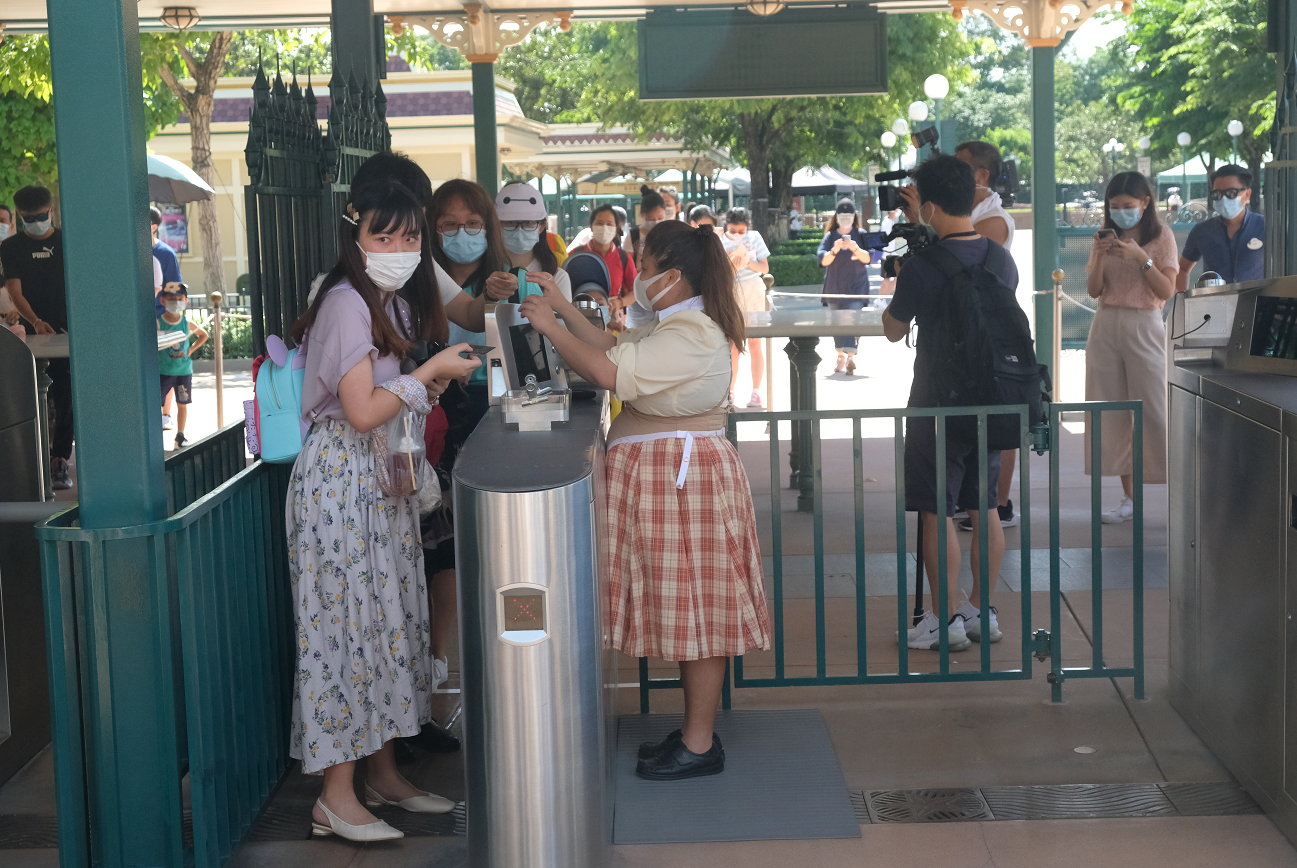 樂園關閉加上「限聚令」，許多人外出活動受限制，感到空虛，所以趁重開首日就入場。（點新聞記者麥鈞傑攝）