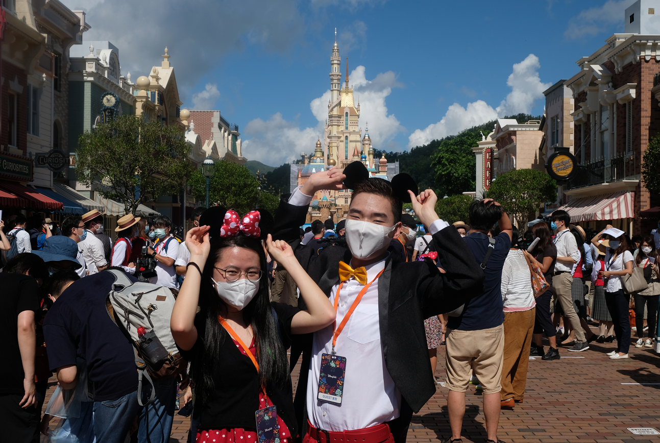 迪士尼樂園要求遊客預約入場，入場前要先量體溫。（點新聞記者麥鈞傑攝）