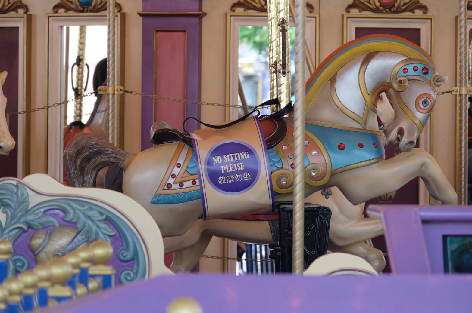 在檢查行李處及售票處的地面都貼有膠紙，提示每個群組保持社交距離。（點新聞記者麥鈞傑攝）
