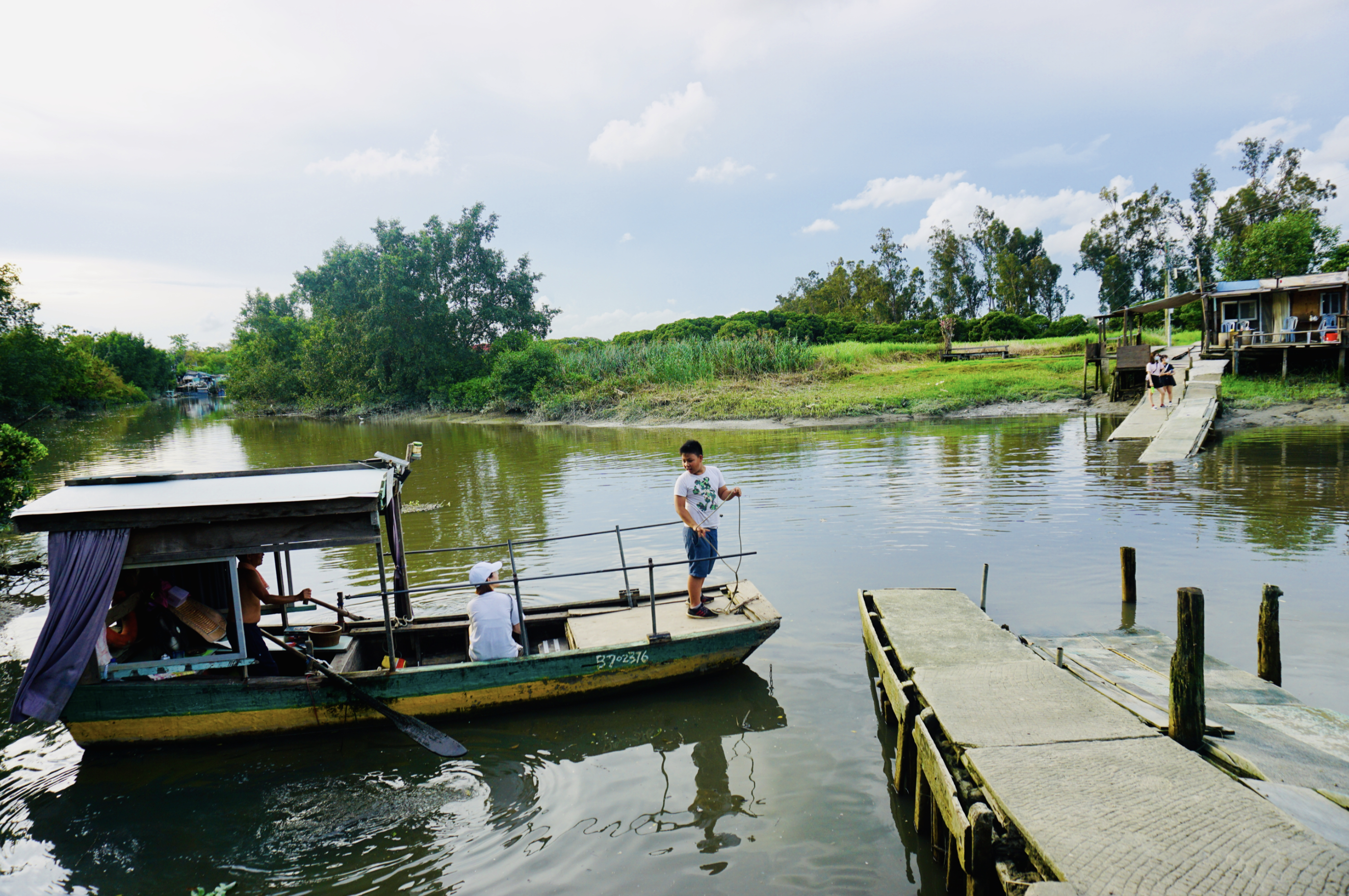 南生圍被稱為香港後花園，擁有廣闊的紅樹林、蘆葦田，生機勃勃的泥灘濕地，別具特色的基圍魚塘，沒有過多人為干預和管理，完好的原生態環境，是許多本地畫家最愛寫生的地方，也是單車友騎行打卡的聖地。婚紗橋，蘆葦叢中廢棄小屋，全港唯一的橫水渡，細葉榕樹「光影隧道」，桉樹小徑，港劇常見的大草地……一次說走就走的單車自由行，用眼睛和快門將美景盡收眼底。