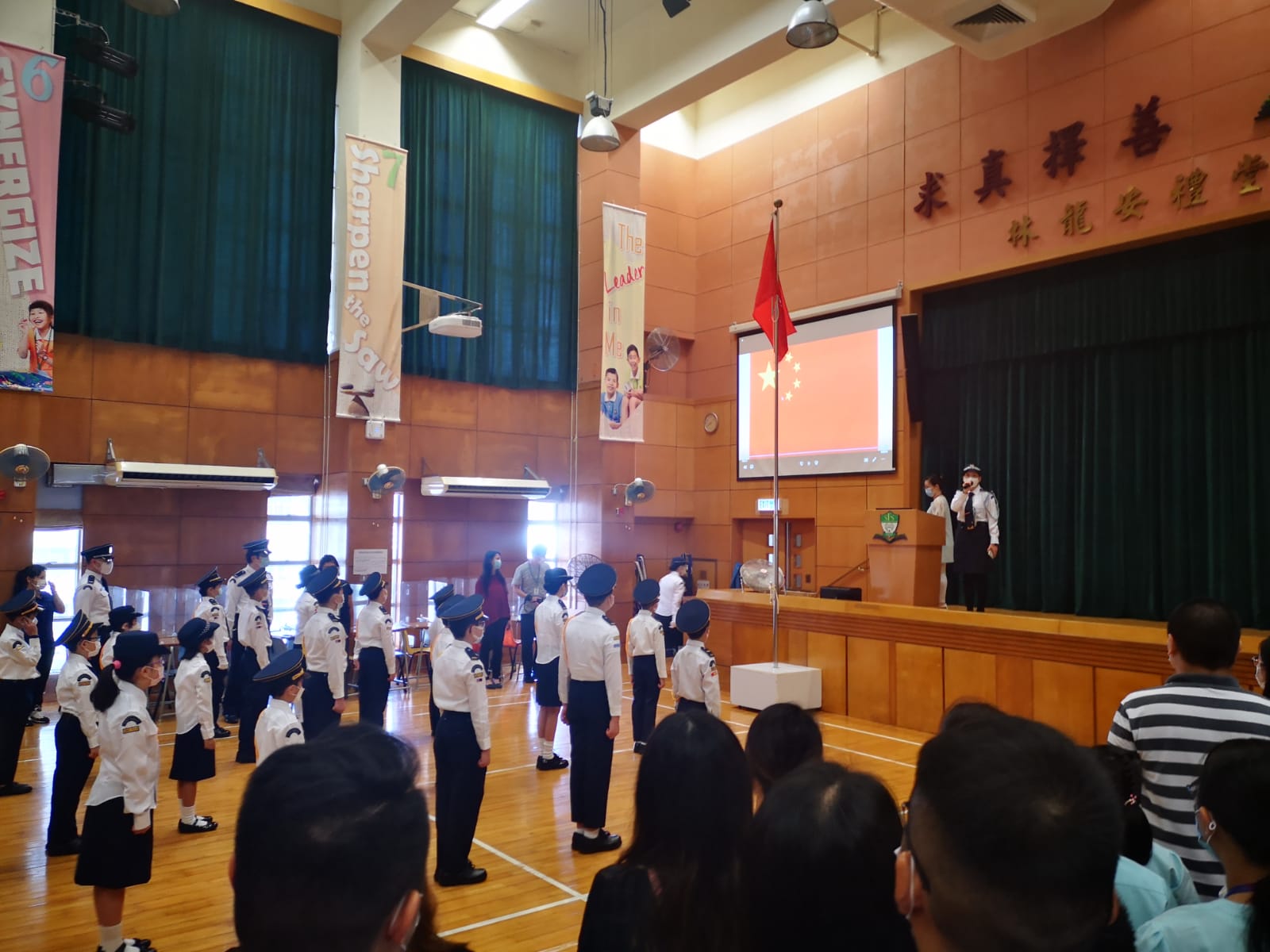 位於油塘的福建中學附屬學校今日上午舉行升旗禮。（受訪者供圖）