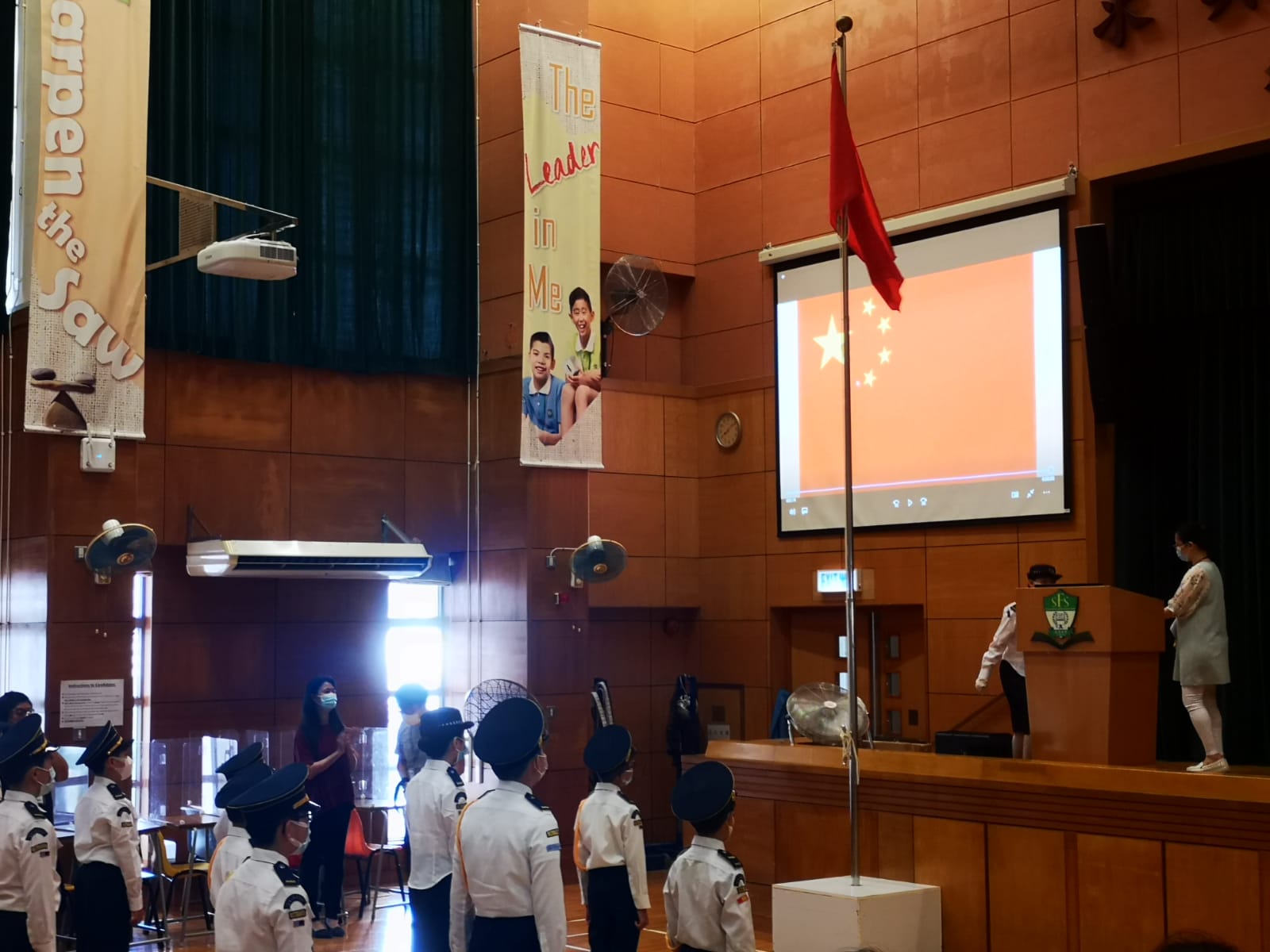 位於油塘的福建中學附屬學校今日上午舉行升旗禮。（受訪者供圖）