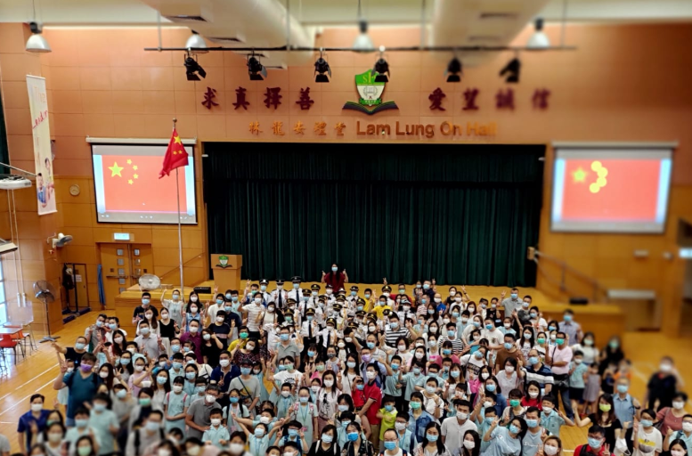 位於油塘的福建中學附屬學校今日上午舉行升旗禮。（受訪者供圖）