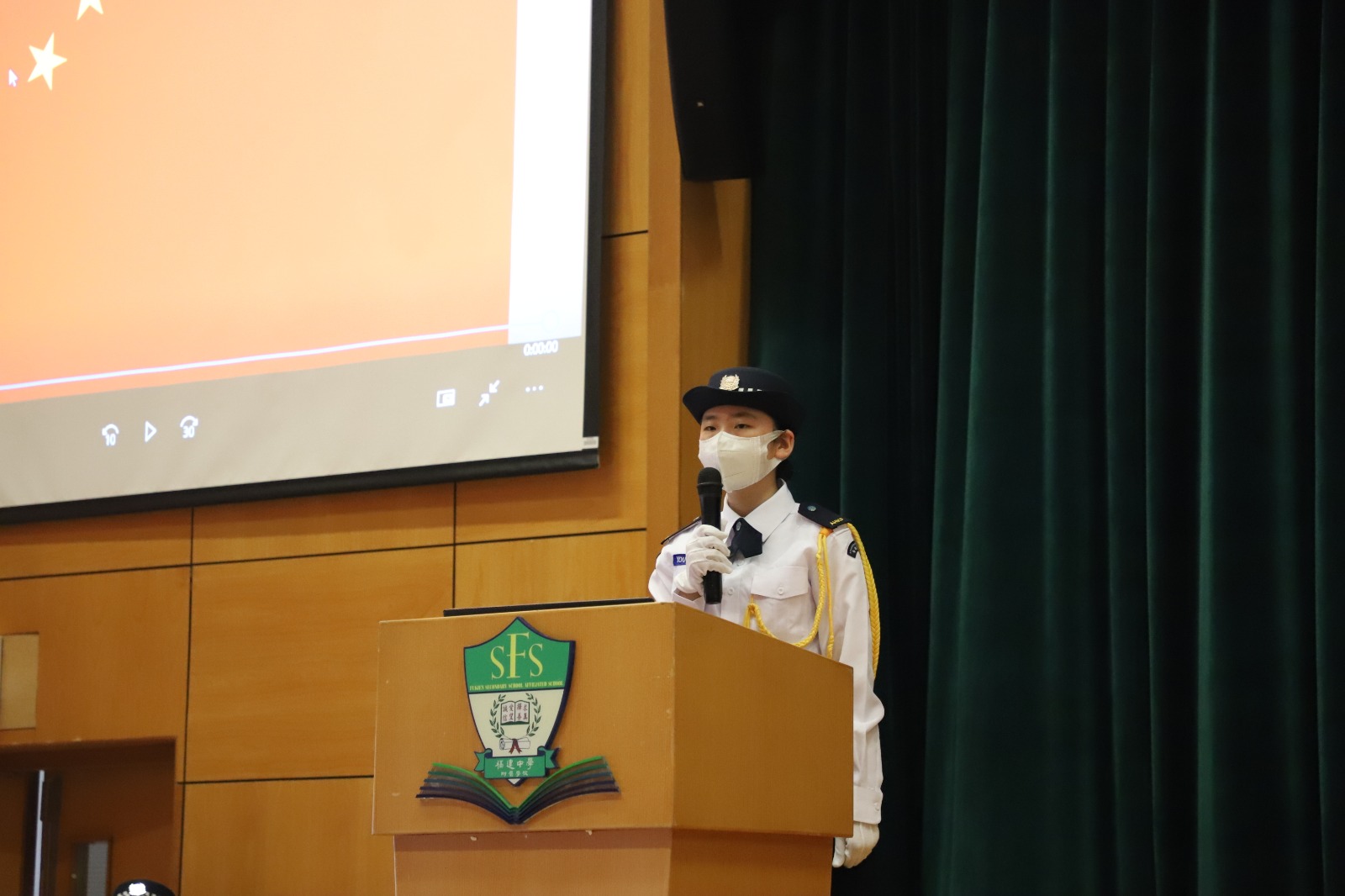 位於油塘的福建中學附屬學校今日上午舉行升旗禮。（受訪者供圖）