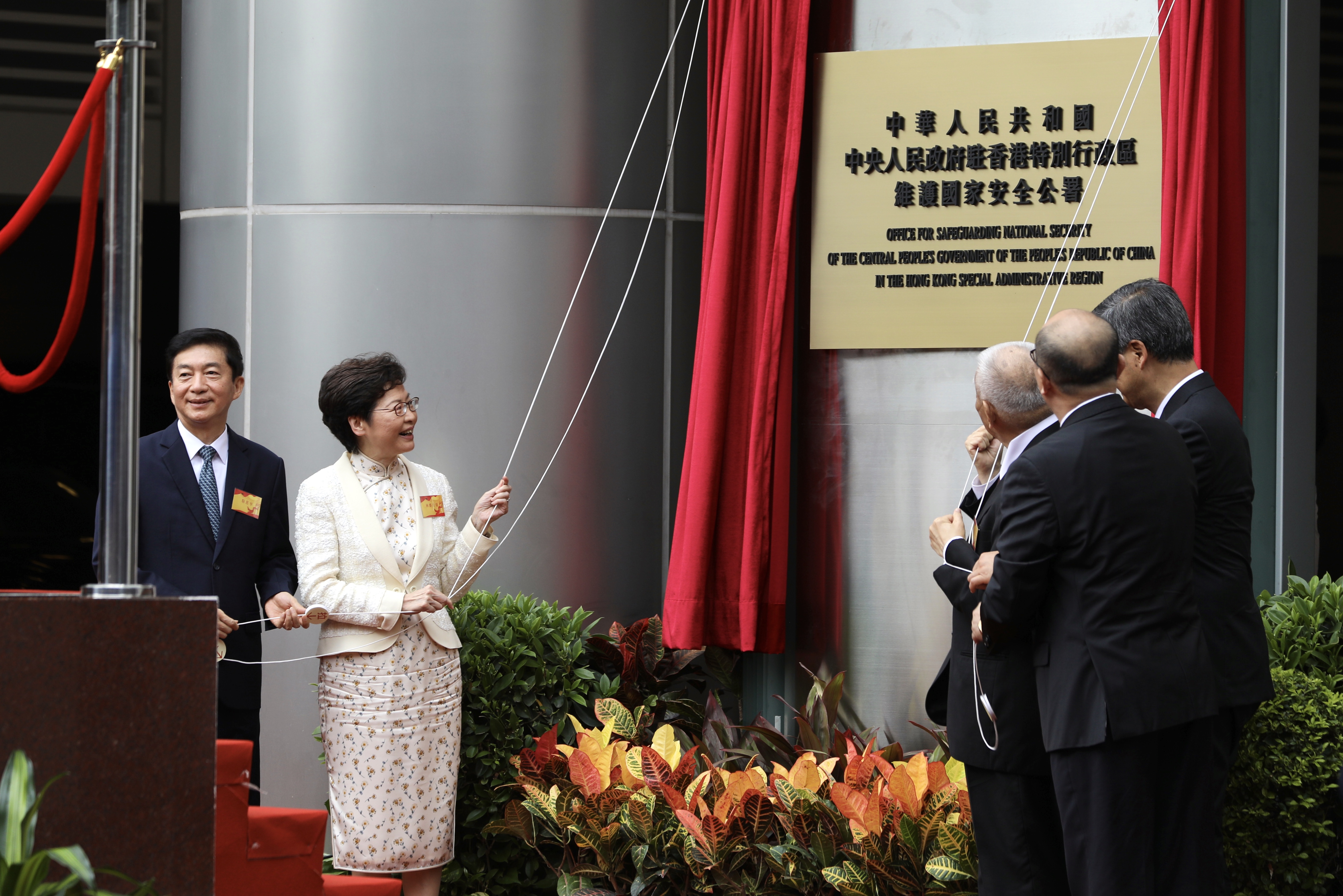 中央駐港國安公署為減少擾民，特意安排於今早（8日）7時在銅鑼灣維景酒店的臨時辦公室，舉行揭牌儀式。行政長官林鄭月娥與中聯辦主任、國家安全事務顧問駱惠寧分列在左，全國政協副主席董建華和梁振英，以及國安公署署長鄭雁雄分列在右。（點新聞記者李斯哲攝）