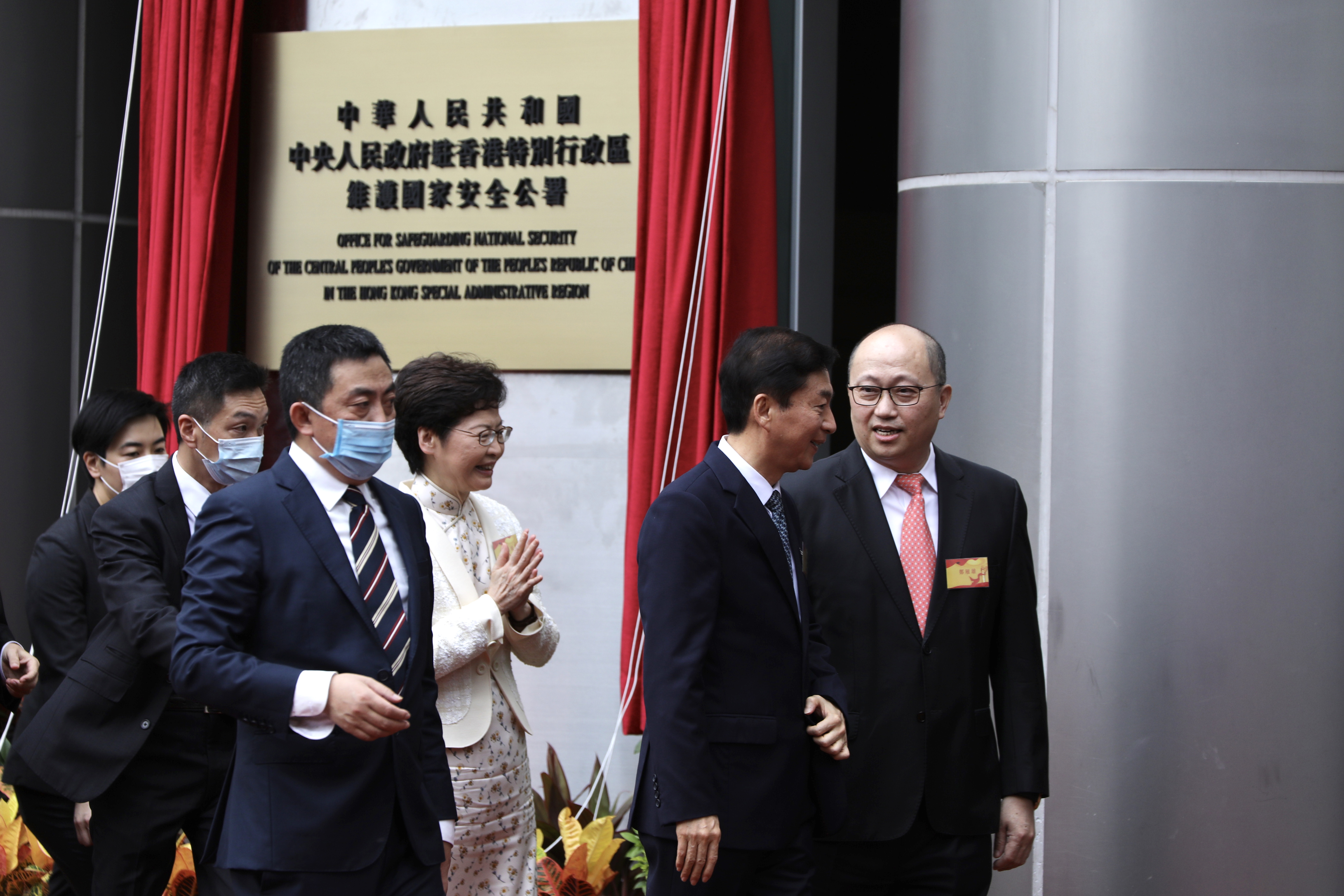 身著一席小雛菊旗袍的特首顯得尤為高興，走路時都忍不住拍起手來。（點新聞記者李斯哲攝）