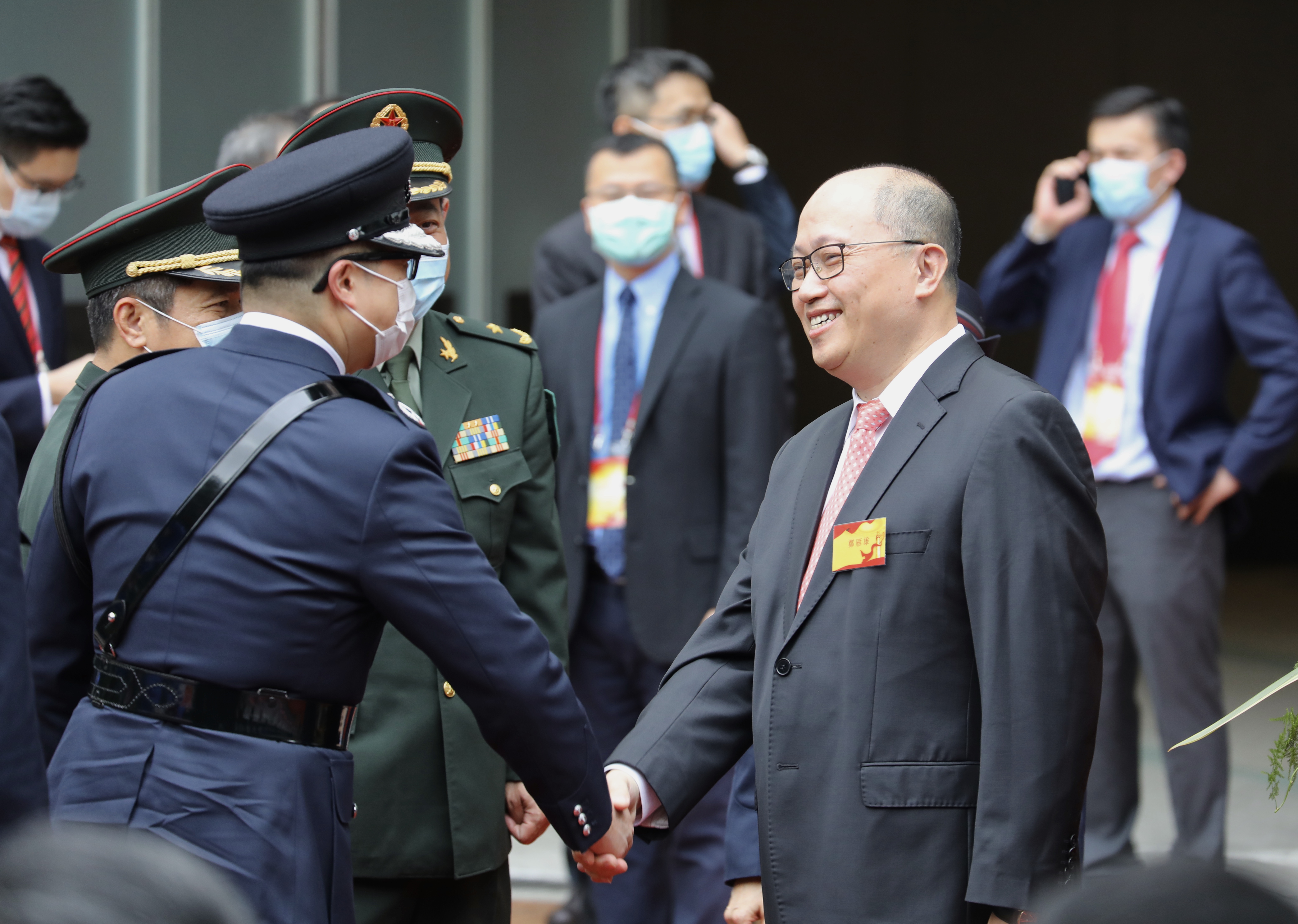 公署署長鄭雁雄與鄧炳強親切握手（點新聞記者李斯哲攝）