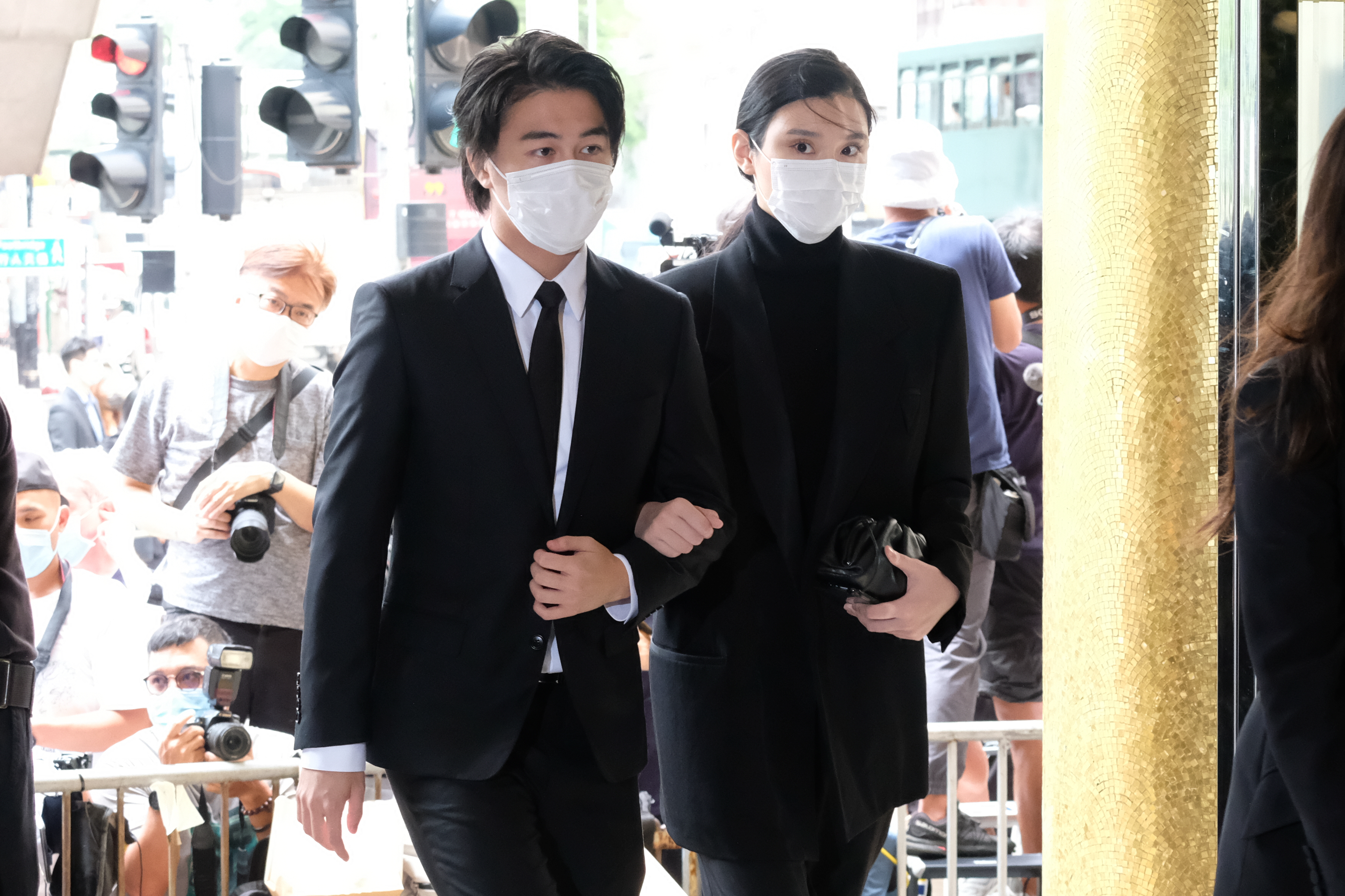 四房兒子何猷君及太太奚夢瑤。（點新聞記者麥鈞傑攝）