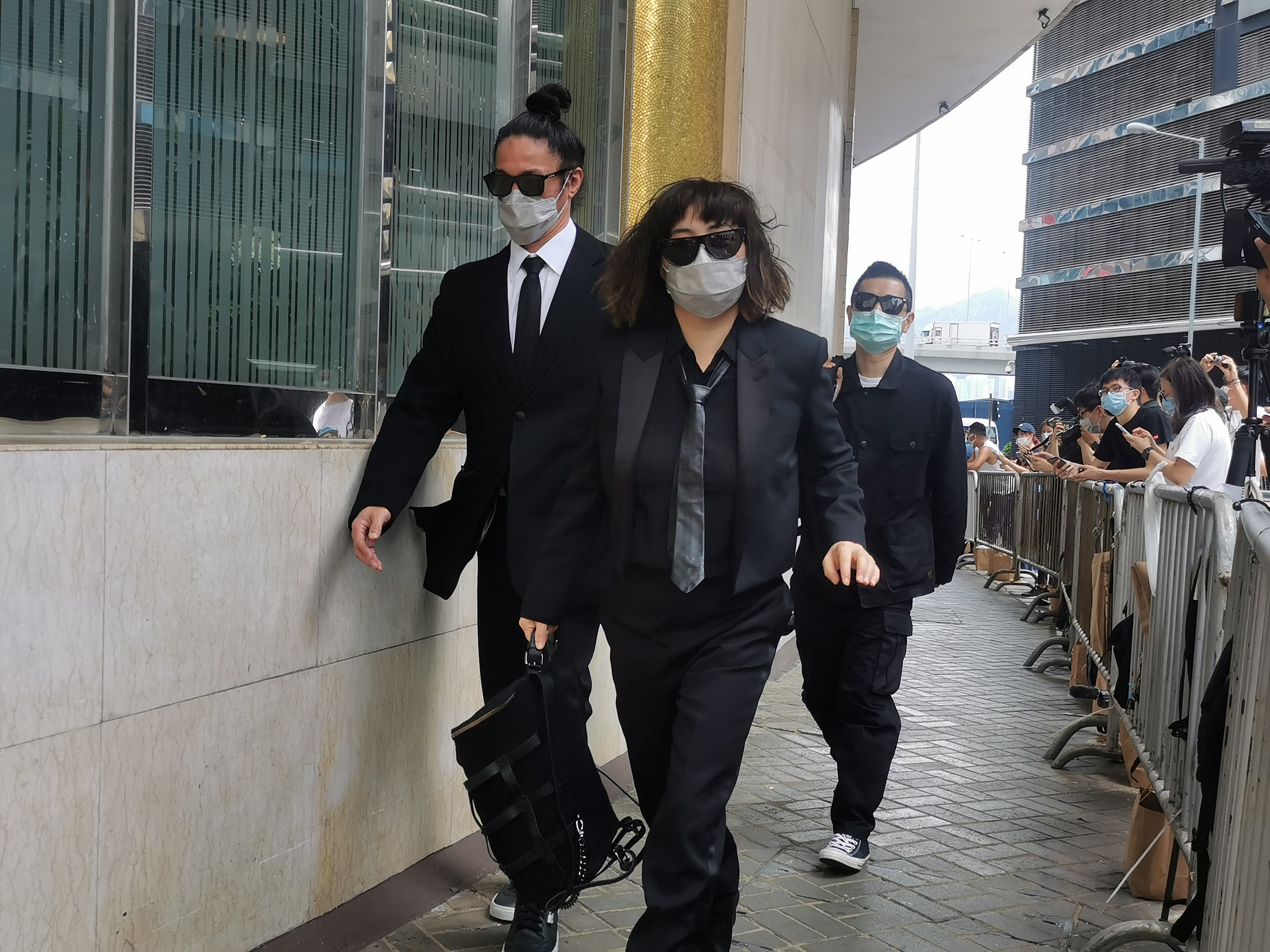 二房女兒何超儀及丈夫陳子聰。（點新聞記者何燊亮攝）
