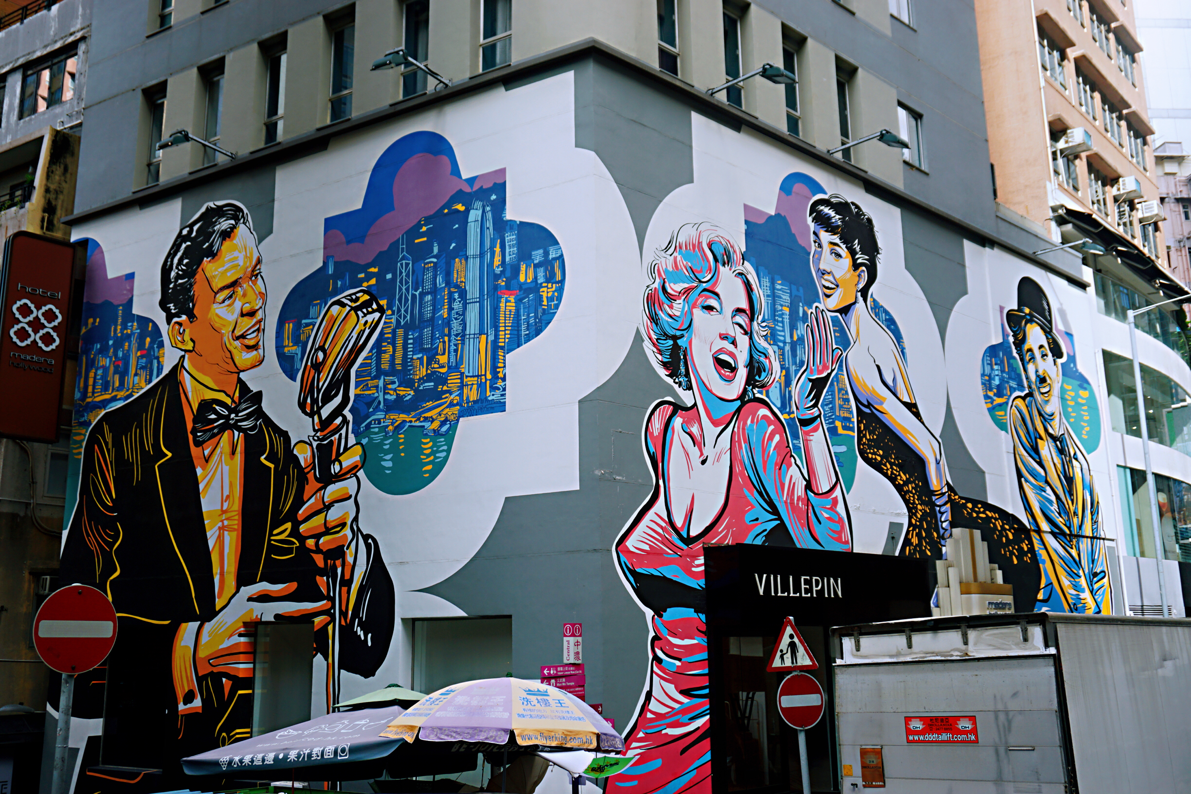 中環荷李活道上的酒店外牆以普普藝術風格重現多位明星。