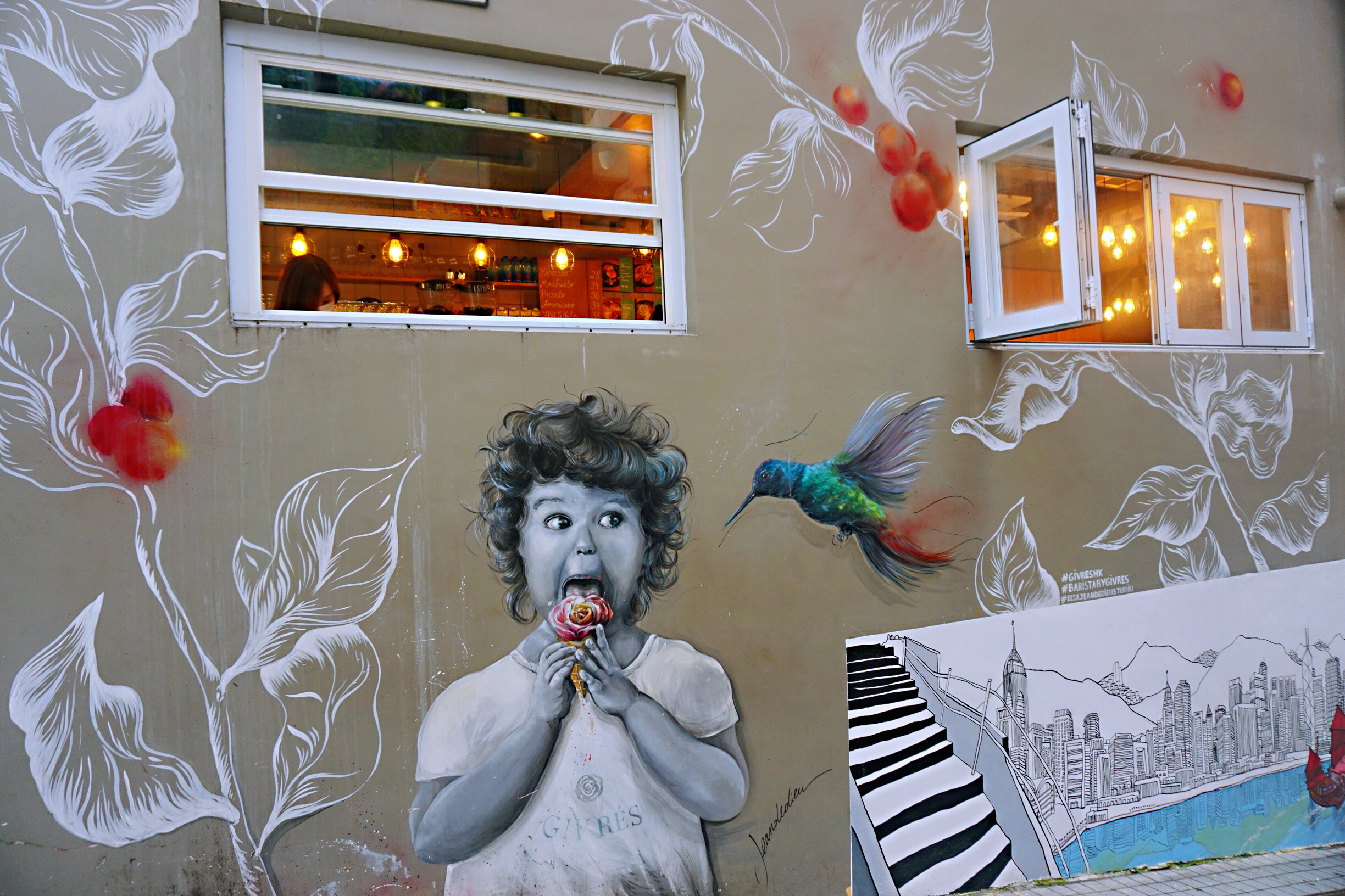 中環巷弄隨處可見餐廳外妙趣橫生的壁畫。