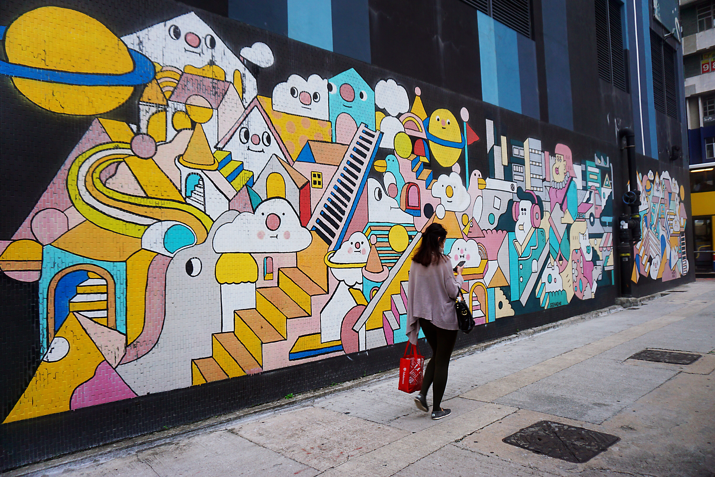 黃竹坑奧華酒店．南岸旁邊小路的壁畫風格可愛。