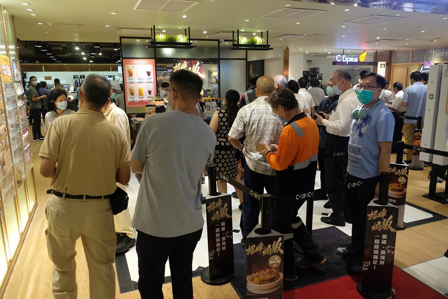 部分食肆門口排起長龍。（點新聞記者麥鈞傑攝）