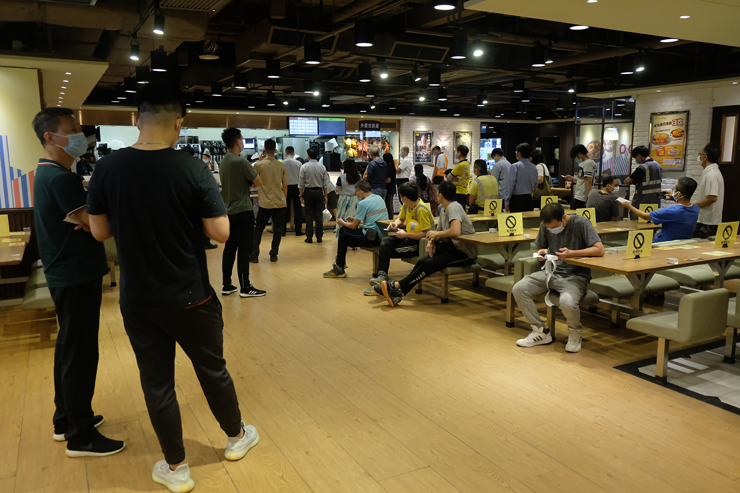 店內不准進食，市民只能暫時坐下等候外賣。（點新聞記者麥鈞傑攝）