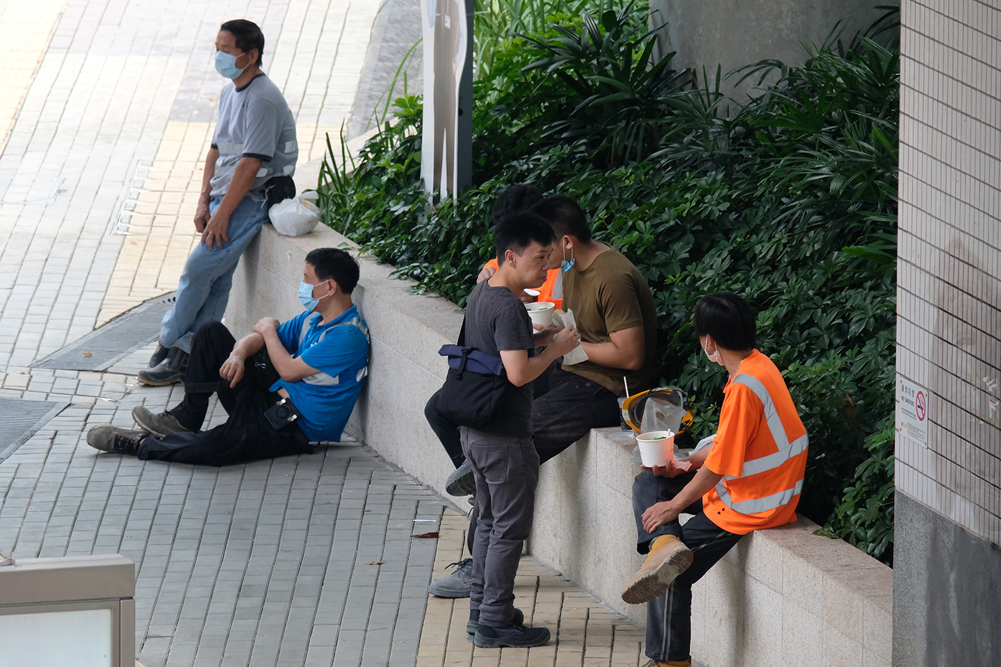 有市民聚在一起用餐，期間除下口罩交談。（點新聞記者麥鈞傑攝）
