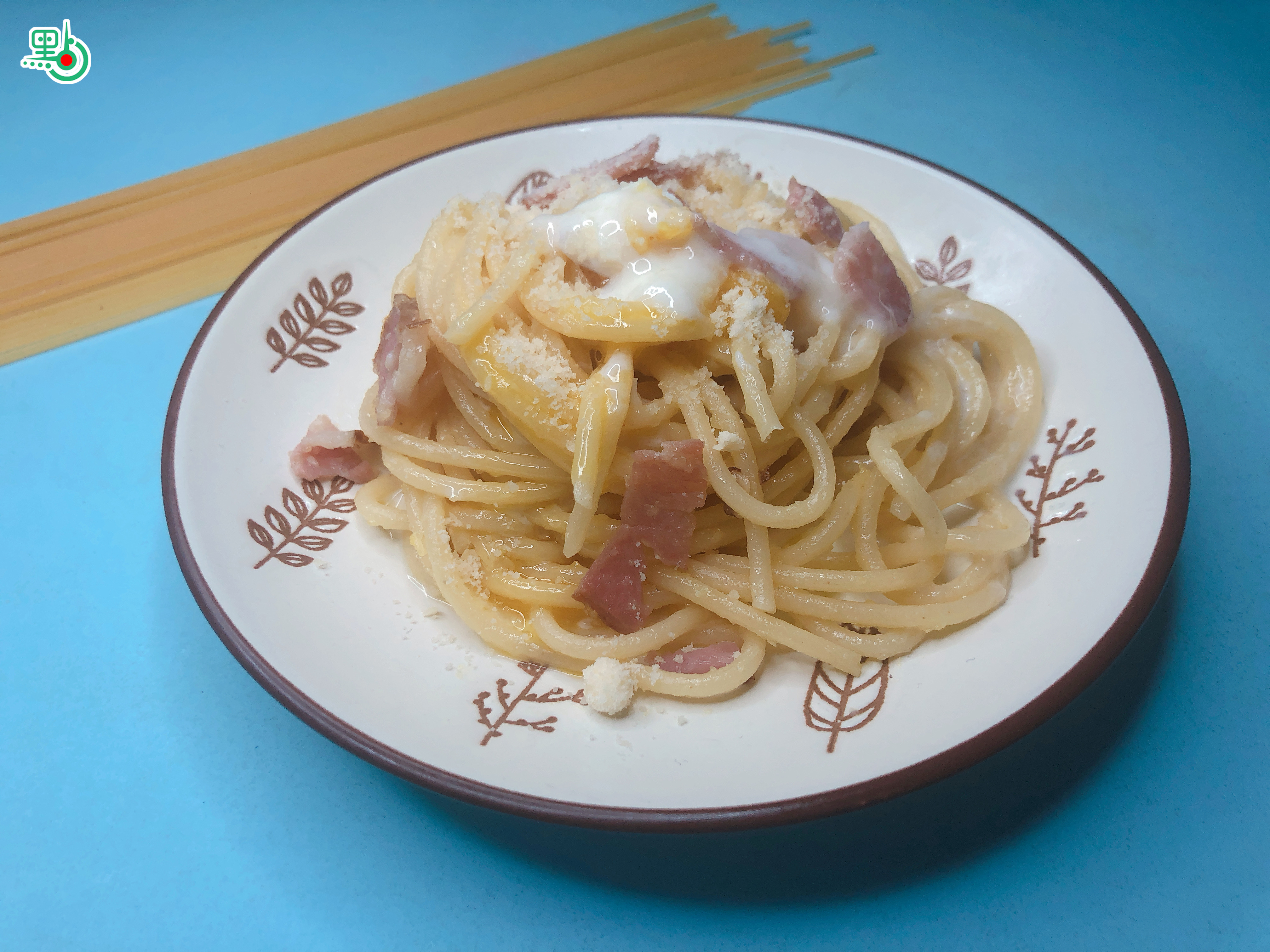 第三波疫情襲來，不少打工仔居家辦公，人人多足不出戶。今次我們教大家煮快餐店美食，好似卡邦尼意粉，大家一起學起來吧！
