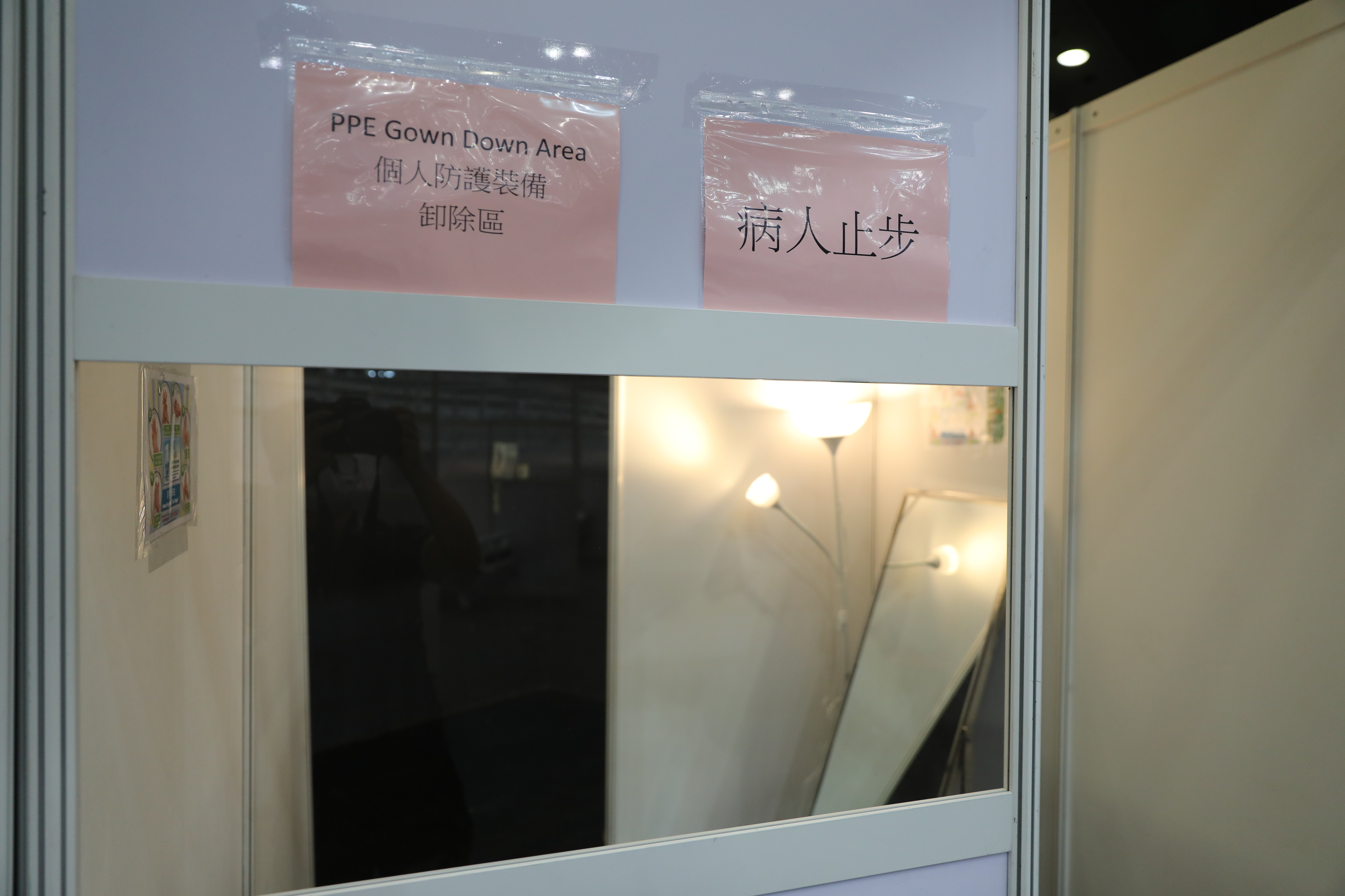 醫管局今日（1日）起啟用亞洲國際博覽館的一個展館，作為社區治療設施，接收輕微、穩定的確診患者，直至化驗結果轉爲陰性並完全康復。現場所見，設施裝備均已準備就緒，一批醫護人員及確診患者開始進入隔離設施。（點新聞記者李斯哲攝）