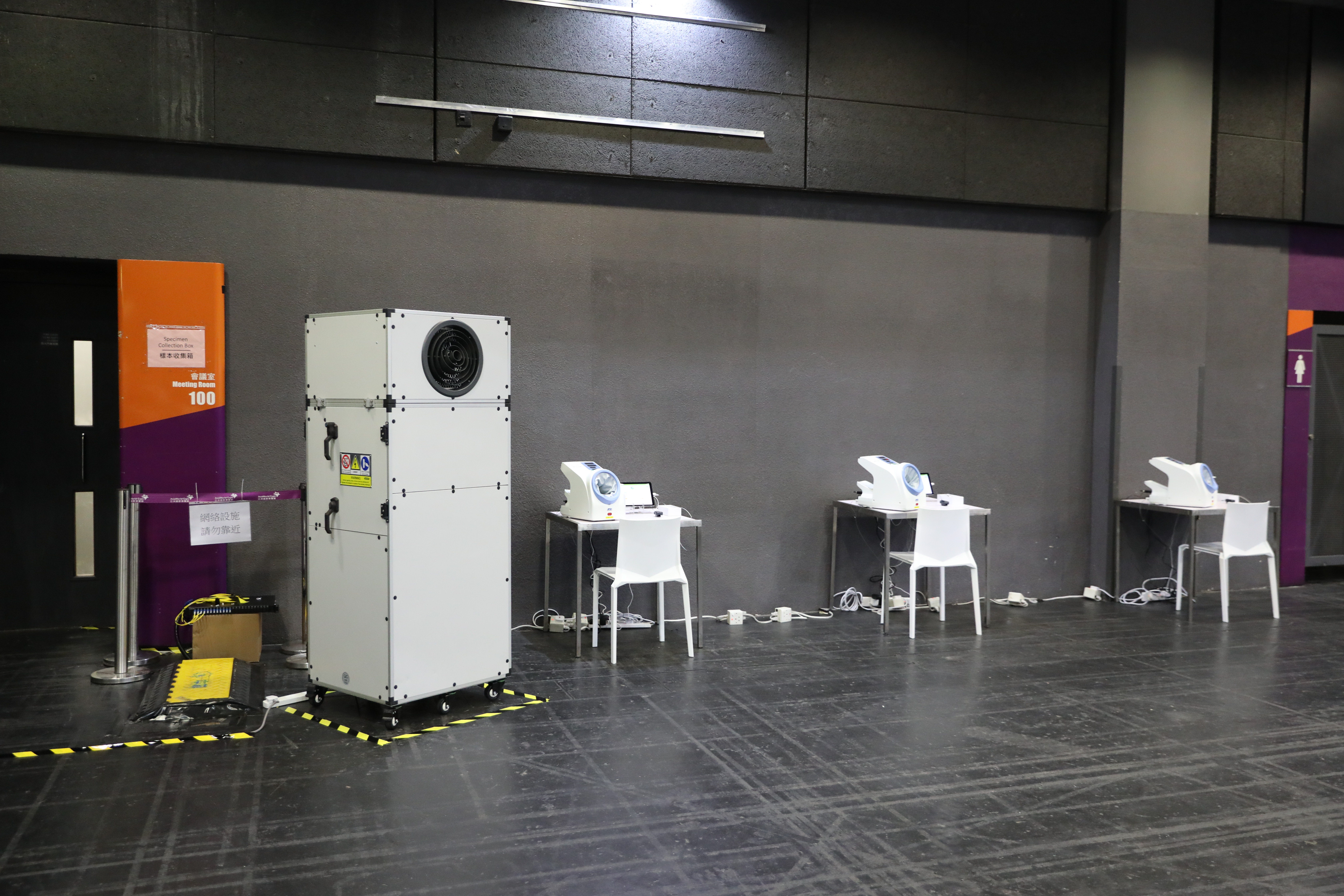醫管局今日（1日）起啟用亞洲國際博覽館的一個展館，作為社區治療設施，接收輕微、穩定的確診患者，直至化驗結果轉爲陰性並完全康復。現場所見，設施裝備均已準備就緒，一批醫護人員及確診患者開始進入隔離設施。（點新聞記者李斯哲攝）