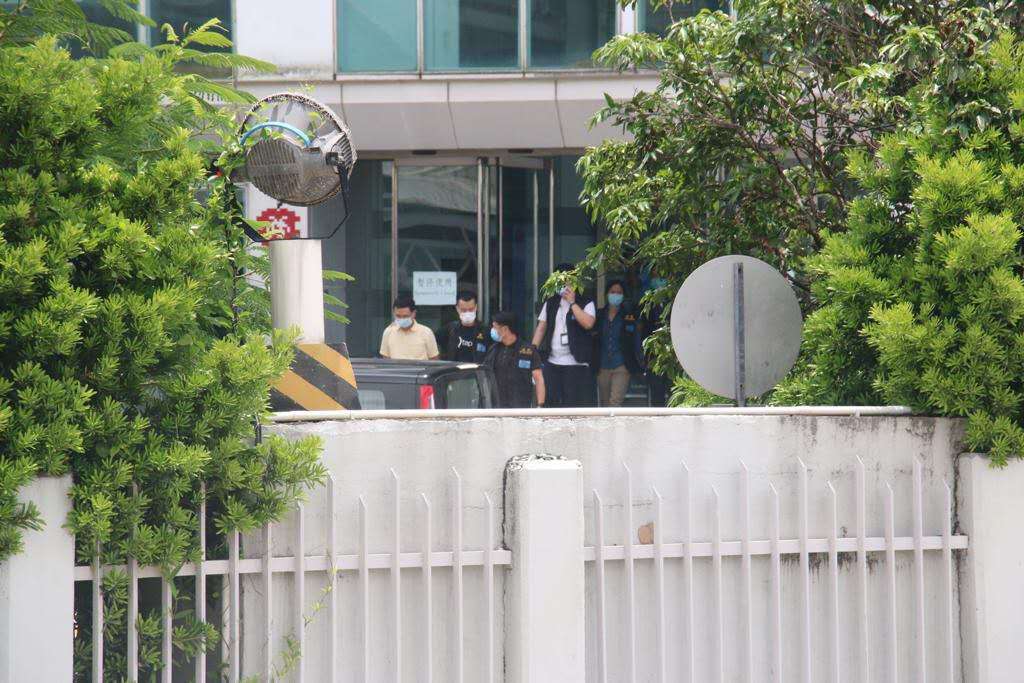警方國安處今早(10日)拘捕壹傳媒黎智英等7人，涉勾結外國勢力，違反國安法。警方同時根據法庭手令進入及搜查將軍澳壹傳媒集團大廈，以偵查危害國家安全罪行。下午近3時，警方完成搜查，帶走25箱證物，包括行政部文件、電腦等，並解封大樓。