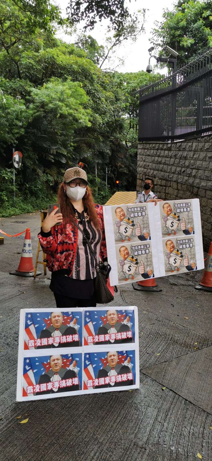 多名市民今日（12日）自發前往美國駐港總領事館及英國駐港總領事館，抗議兩國政客粗暴干涉中國內政，干預香港事務，呼籲對方懸崖勒馬、立即停止錯誤行徑。