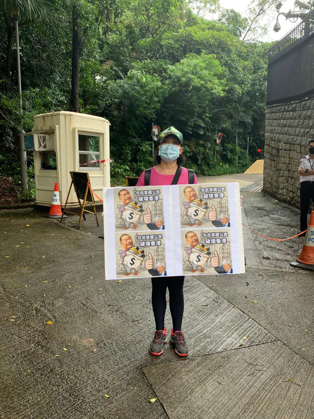 多名市民今日（12日）自發前往美國駐港總領事館及英國駐港總領事館，抗議兩國政客粗暴干涉中國內政，干預香港事務，呼籲對方懸崖勒馬、立即停止錯誤行徑。