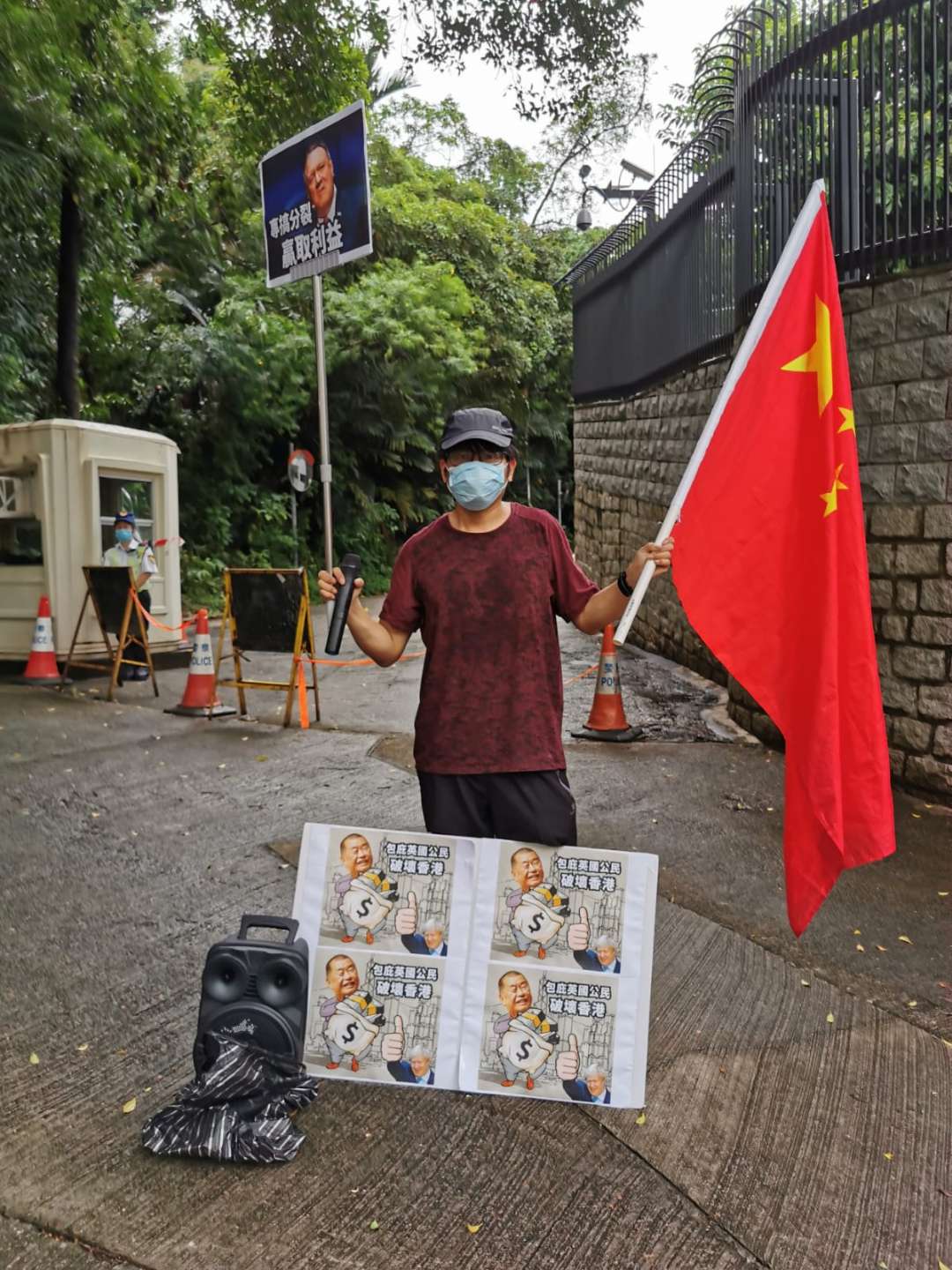 多名市民今日（12日）自發前往美國駐港總領事館及英國駐港總領事館，抗議兩國政客粗暴干涉中國內政，干預香港事務，呼籲對方懸崖勒馬、立即停止錯誤行徑。
