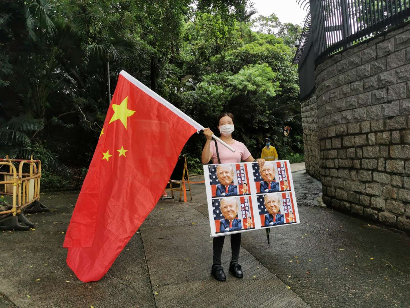 多名市民今日（12日）自發前往美國駐港總領事館及英國駐港總領事館，抗議兩國政客粗暴干涉中國內政，干預香港事務，呼籲對方懸崖勒馬、立即停止錯誤行徑。