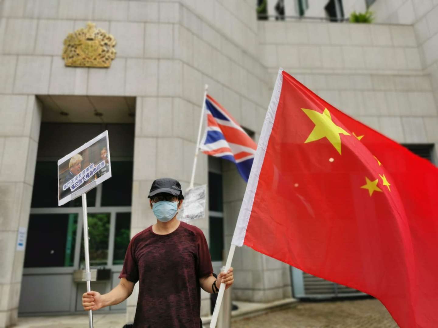 多名市民今日（12日）自發前往美國駐港總領事館及英國駐港總領事館，抗議兩國政客粗暴干涉中國內政，干預香港事務，呼籲對方懸崖勒馬、立即停止錯誤行徑。