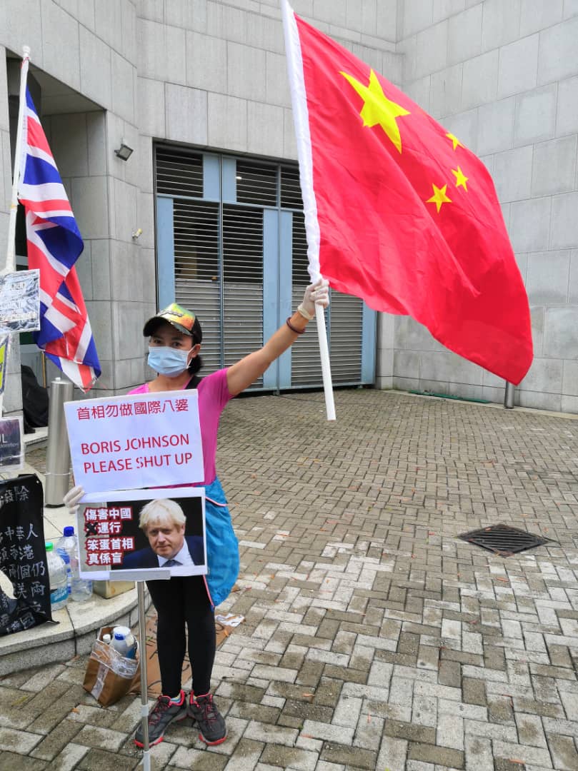 多名市民今日（12日）自發前往美國駐港總領事館及英國駐港總領事館，抗議兩國政客粗暴干涉中國內政，干預香港事務，呼籲對方懸崖勒馬、立即停止錯誤行徑。