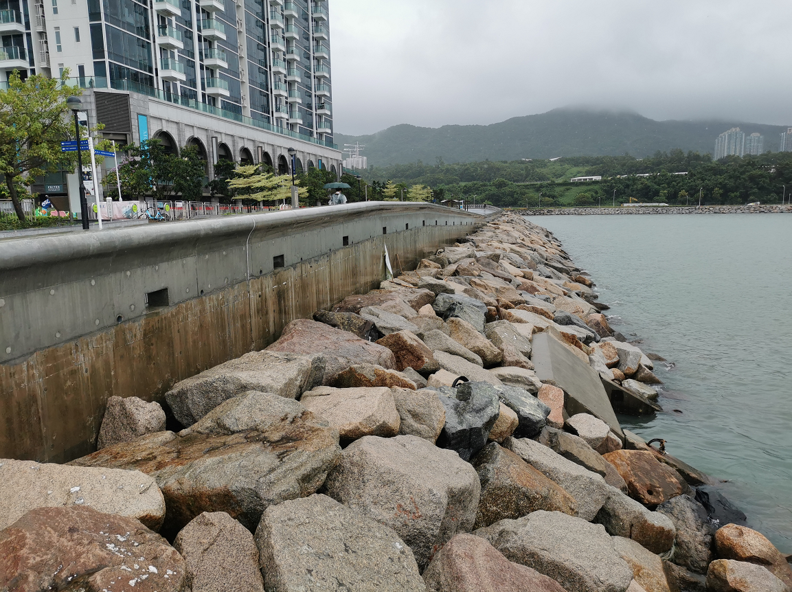 超強颱風「山竹」2018年襲港，將軍澳海濱長廊受巨浪衝擊，部分欄杆及地磚損毀，後來加固復修。點新聞記者今日（19日）在現場看到，颱風「海高斯」侵襲後，海濱長廊未見設施損毀。（點新聞記者何燊亮攝）