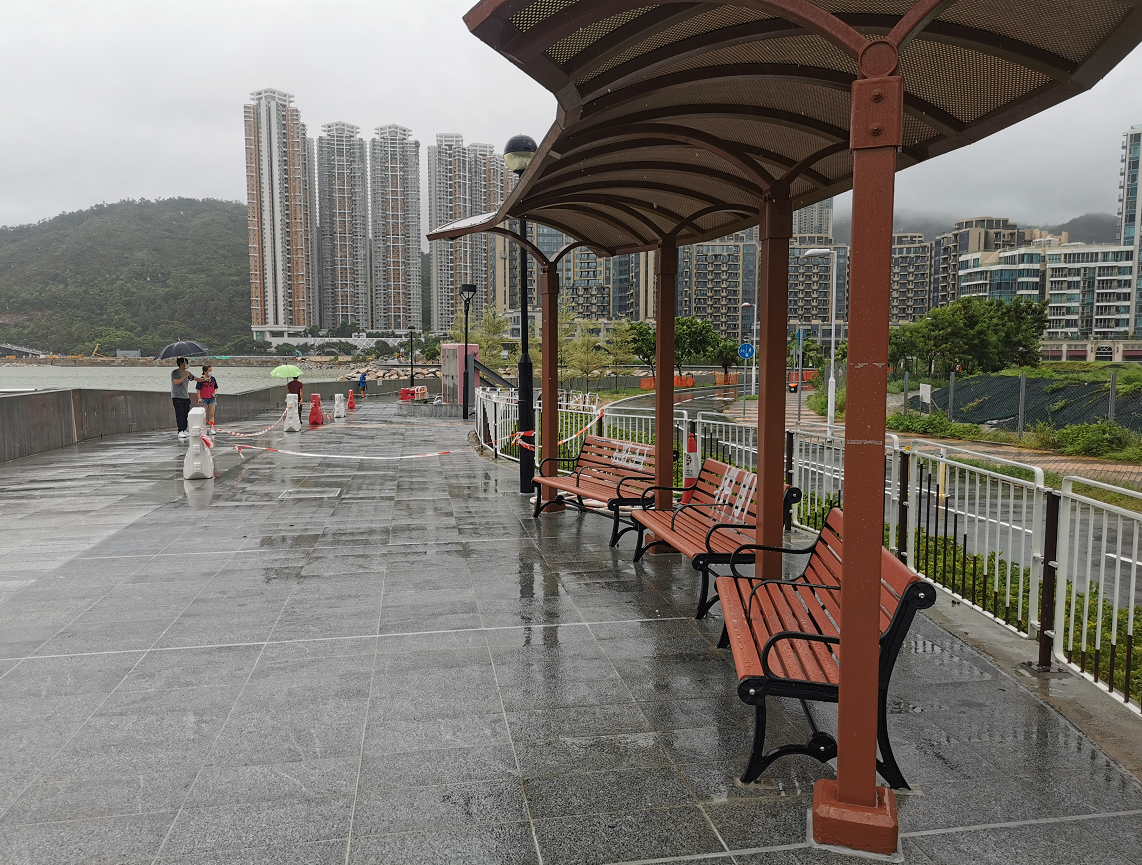 颱風「海高斯」侵襲後，將軍澳海濱長廊未見設施損毀。（點新聞記者何燊亮攝）