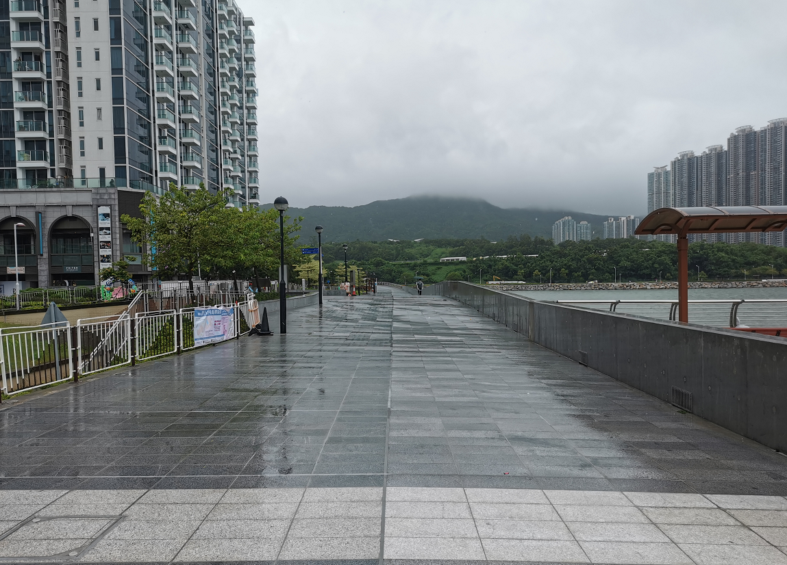 颱風「海高斯」侵襲後，將軍澳海濱長廊未見設施損毀。（點新聞記者何燊亮攝）