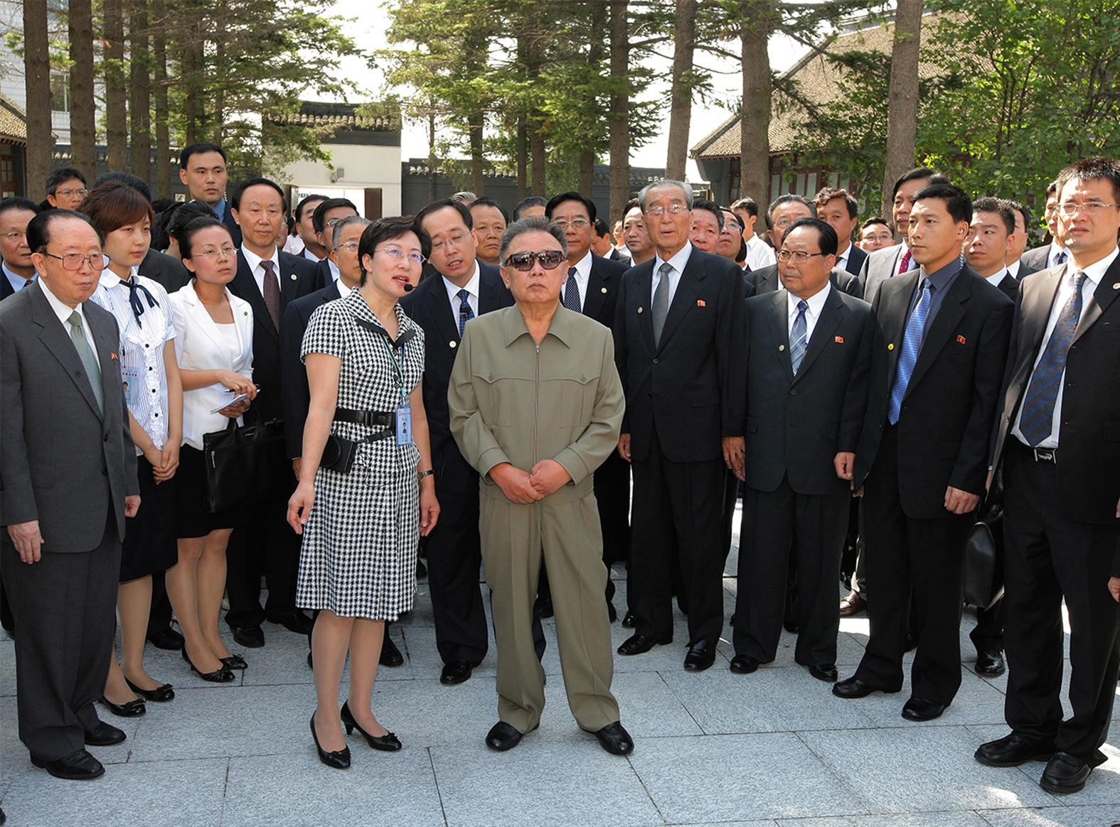 2011年8月，金正日結束了對俄羅斯西伯利亞及遠東地區的訪問，並在回國途中訪問了中國東北地區。圖為2010年8月，金正日參觀吉林毓文中學。（朝鮮駐瀋陽總領館供圖）