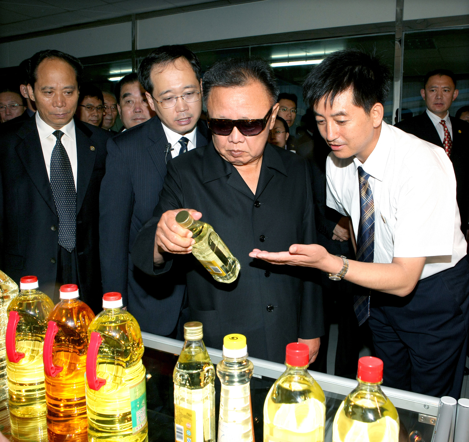 2010年8月，金正日參觀哈爾濱惠康食品有限公司。（朝鮮駐瀋陽總領館供圖）