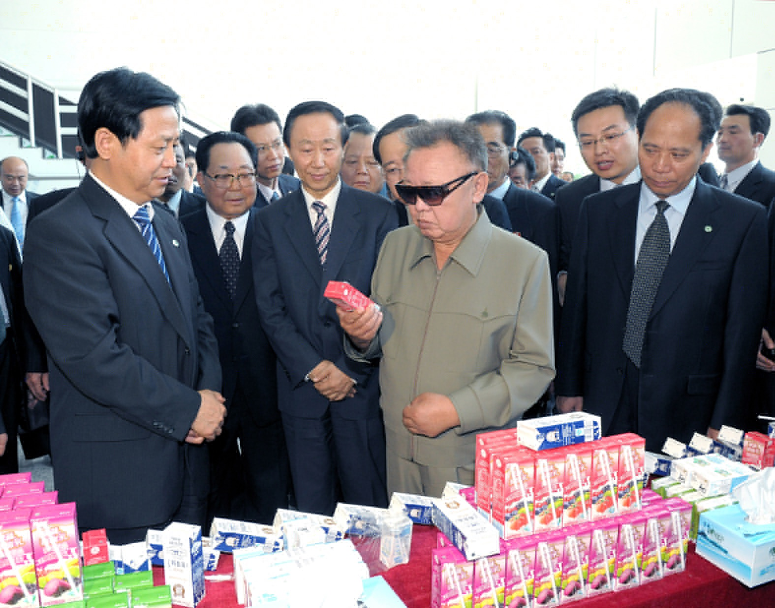 2011年8月，金正日參觀蒙牛乳業公司齊齊哈爾分公司。（朝鮮駐瀋陽總領館供圖）