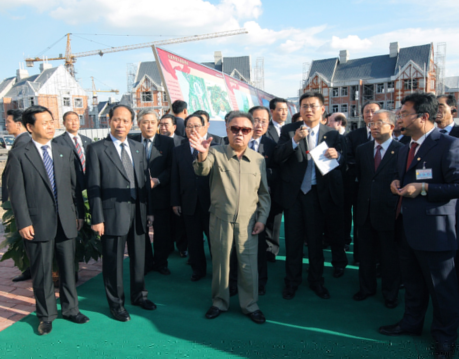 2011年8月，金正日在參觀大慶市濕地周邊建設中的住宅建設區。（朝鮮駐瀋陽總領館供圖）