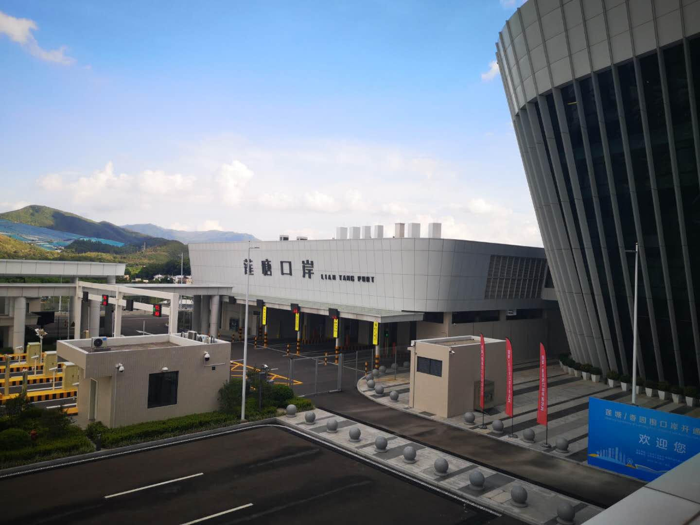 蓮塘口岸將於明日（26日）下午4時啟用貨檢通道，25日，點新聞記者實地探訪發現目前口岸準備工作已經完成，啟動儀式將在入境貨運1號查驗台舉行。屆時行政長官林鄭月娥將率領特區政府官員前往深圳蓮塘口岸出席開通儀式。（點新聞記者石華報道 圖：石華攝）

