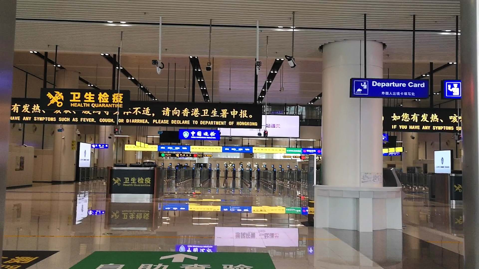 出境大廳內，通關自助機、指示牌等設備已完成安裝。（點新聞記者石華攝）