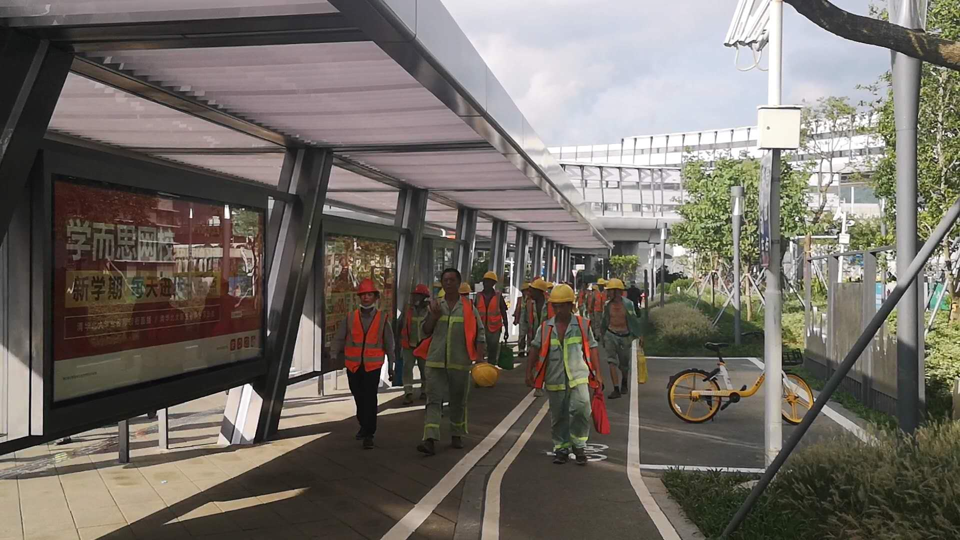 環衞工人在口岸周邊工作。（點新聞記者石華攝）