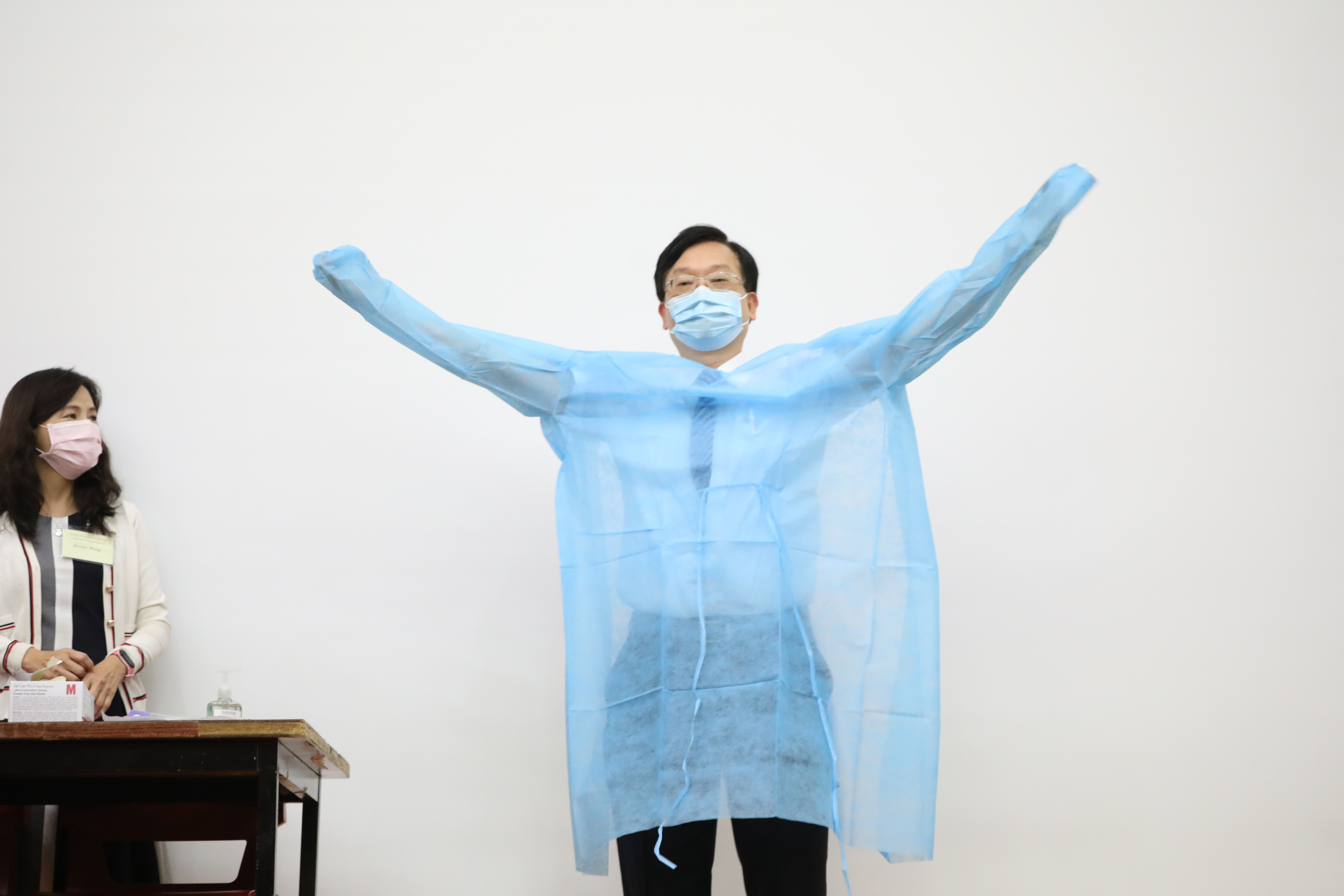 現場示範穿戴防護衣。
