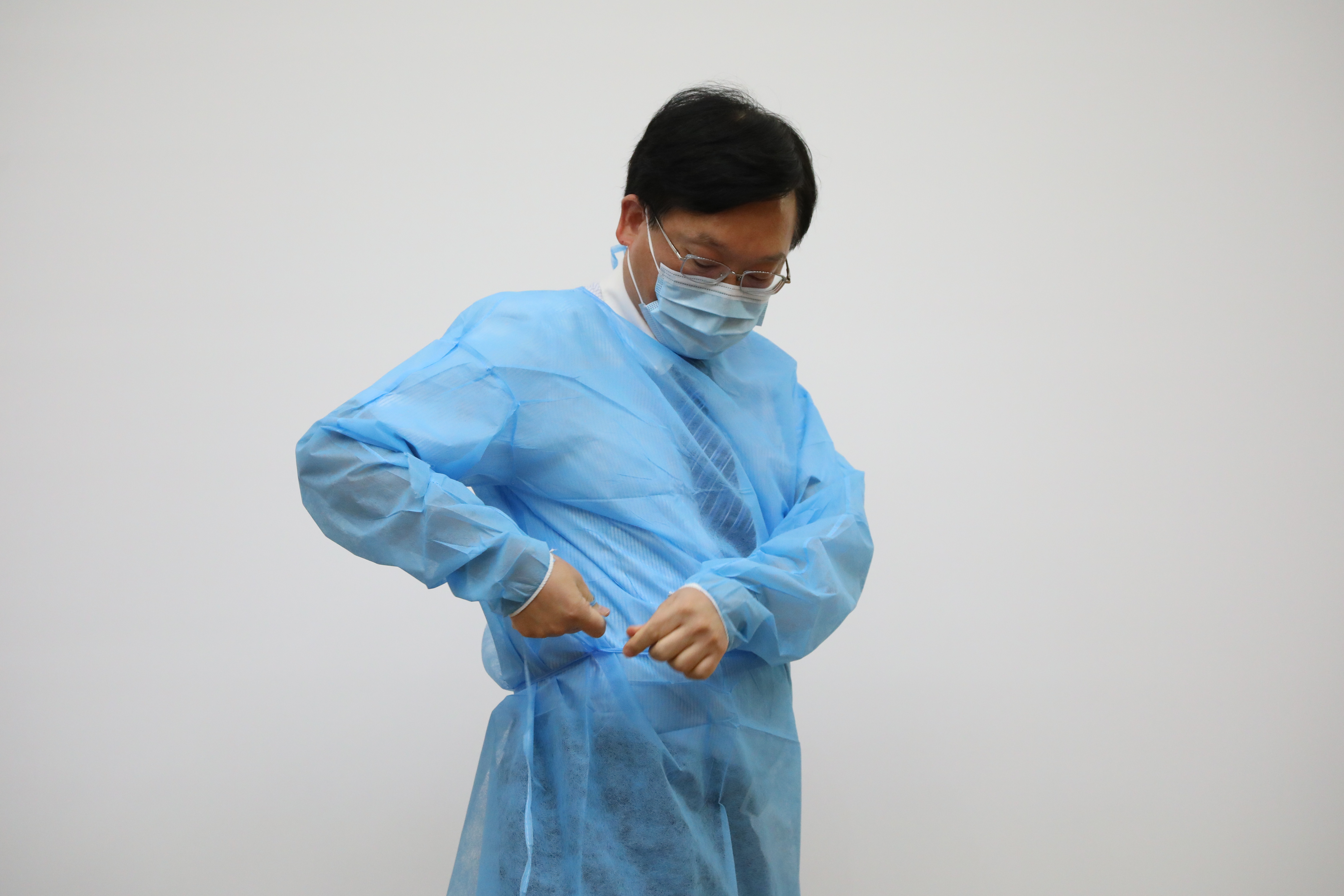 現場示範穿戴防護衣。