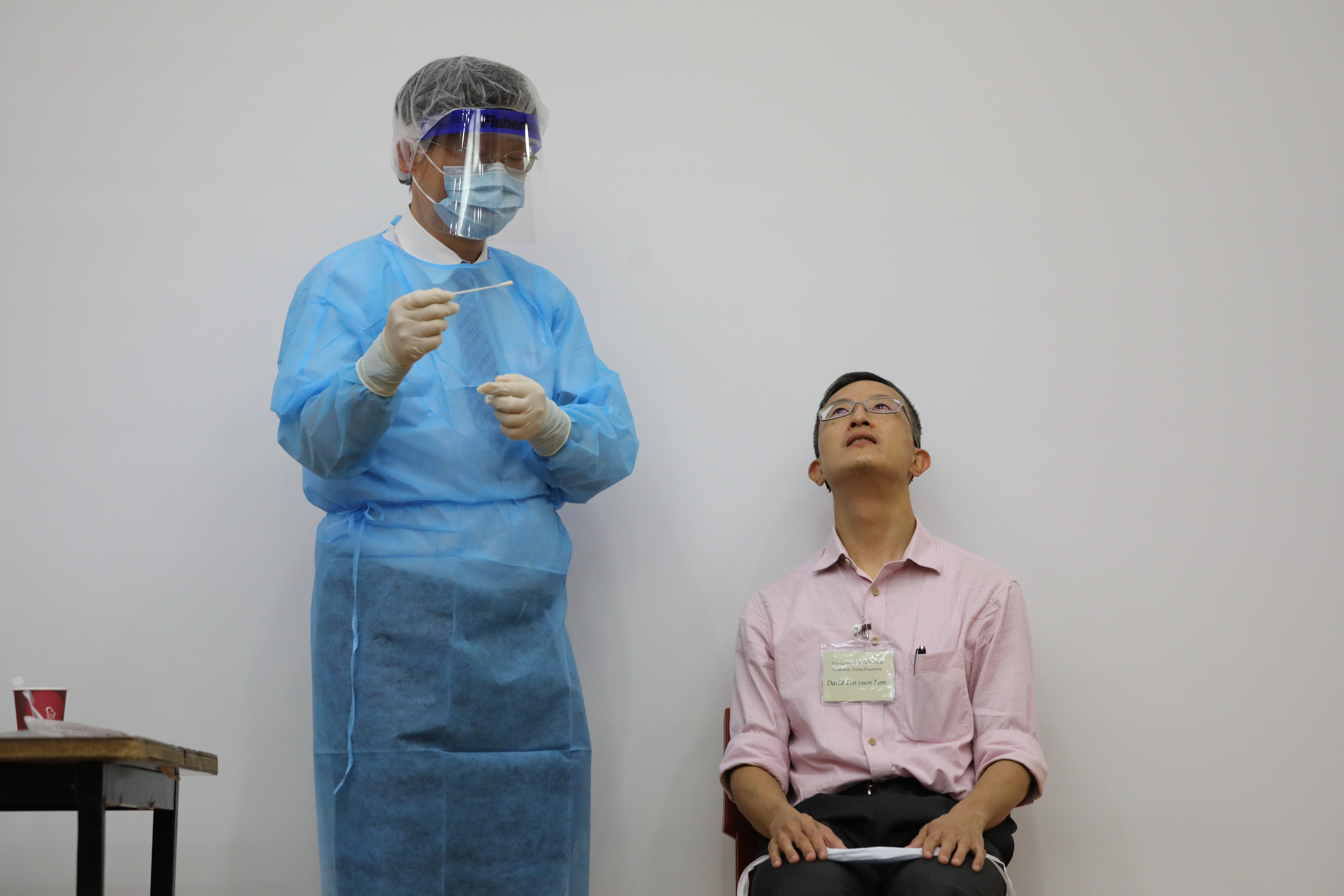 指示接受檢測人士保持姿勢。