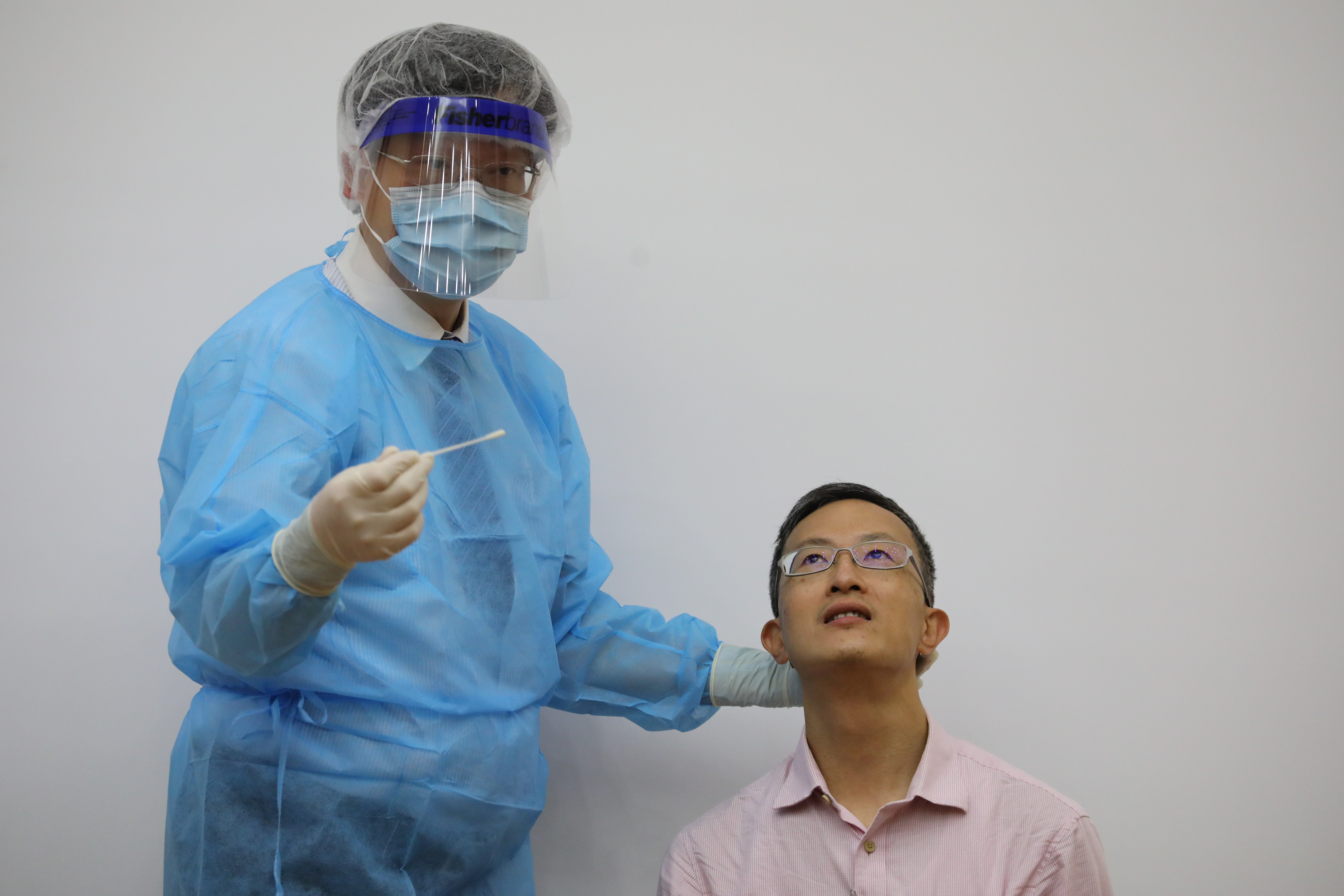 使用棉花棒為接受檢測人士採樣。