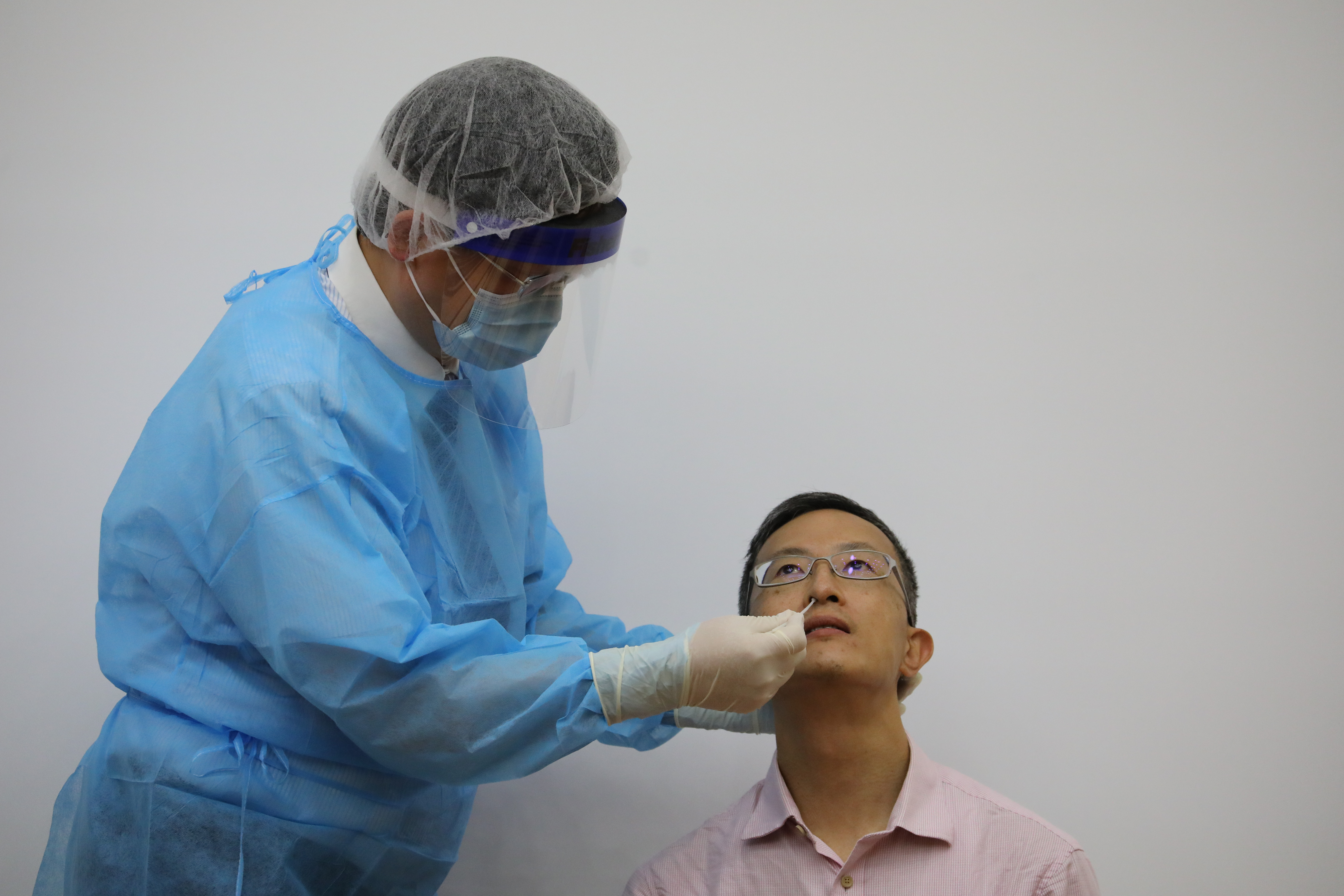 使用棉花棒為接受檢測人士採樣。圖為鼻腔採樣。
