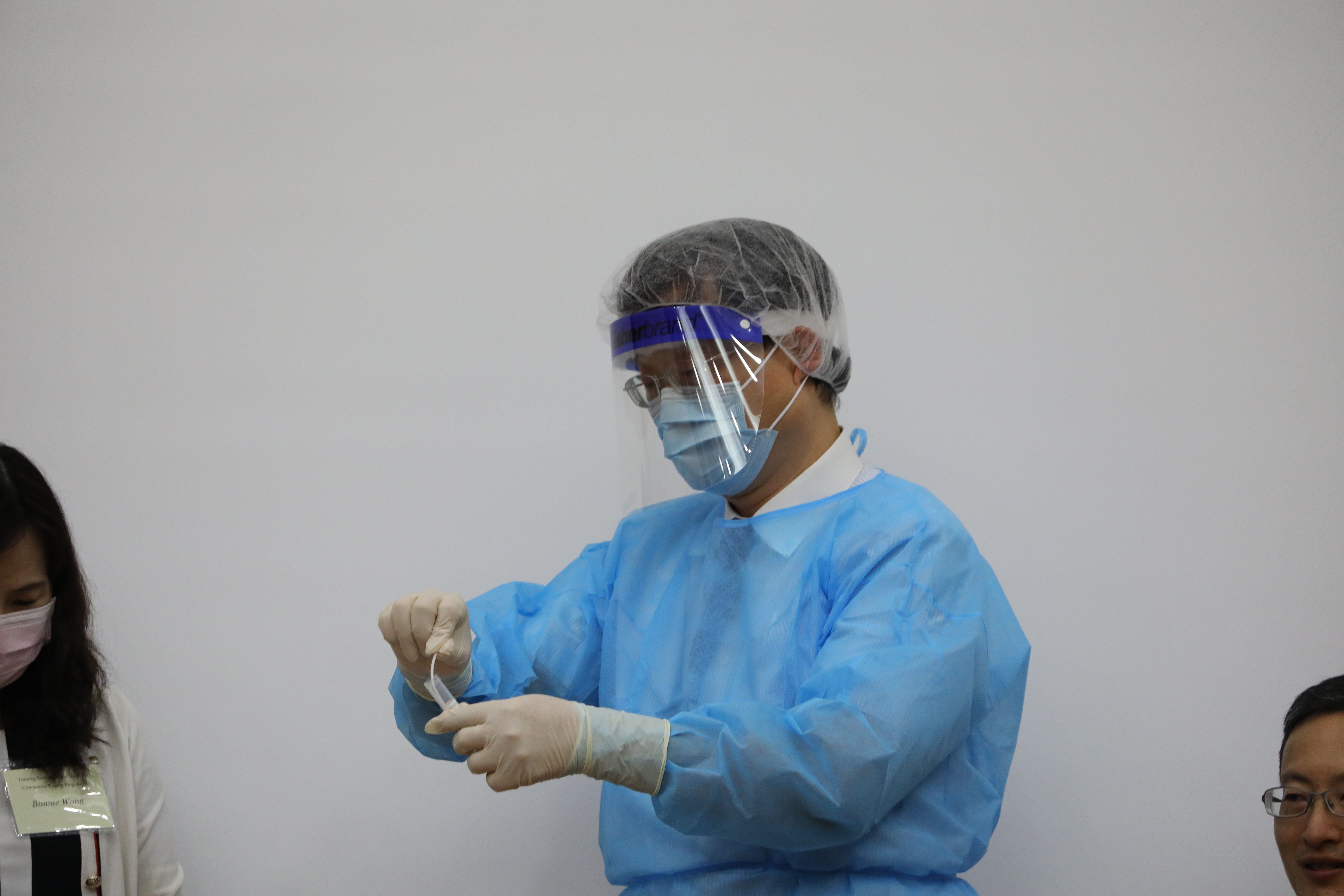 使用棉花棒為接受檢測人士採樣。