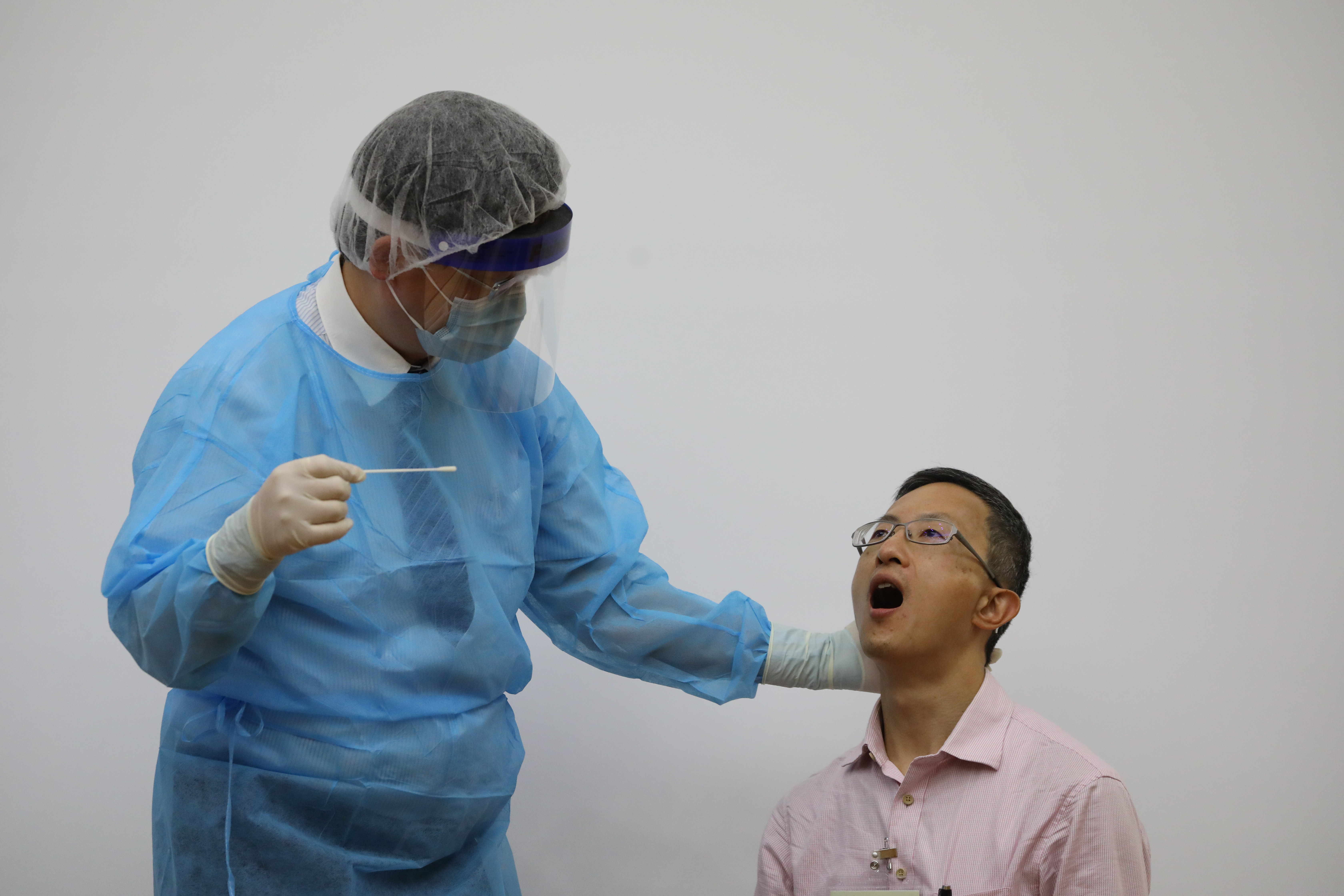 咽喉採樣過程。