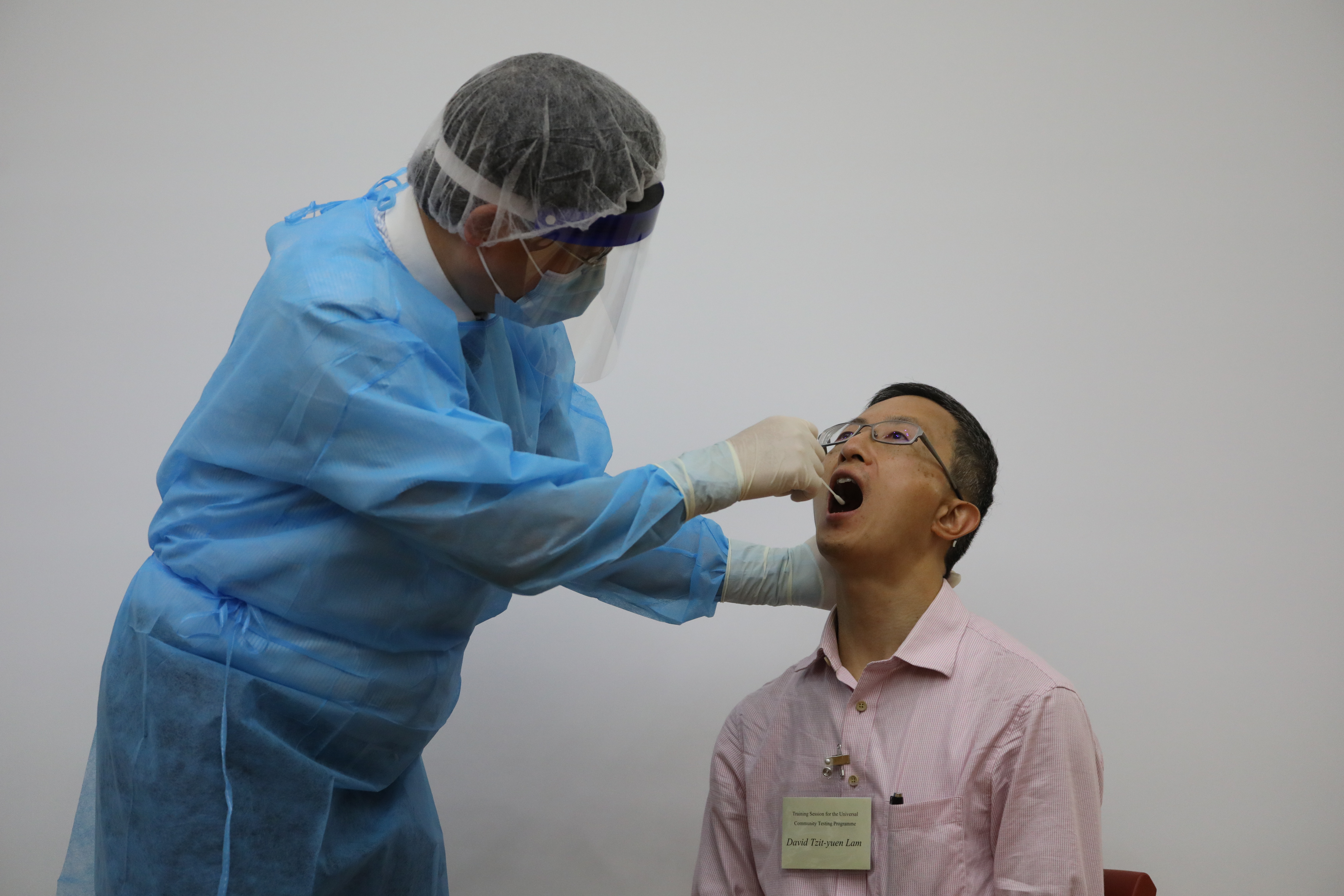 咽喉採樣過程。